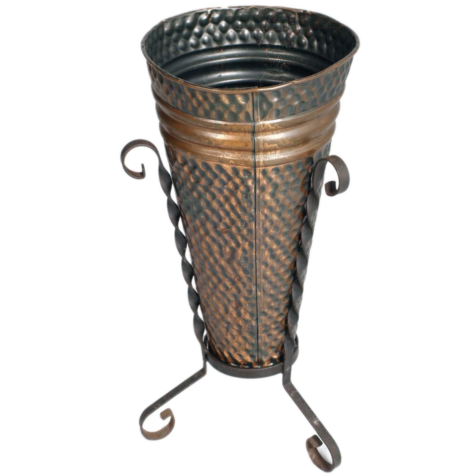 Umbrella stand from the 1940s in handmade embossed burnished copper with detailed surface sustained by a Forged Wrought Iron Structure belonging to the Italian region Trentino, well known for copper manufacturing.
Diameter: base: 25cm, stand: 23cm.