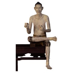 Sehr seltene und große antike burmesische Holzskulptur eines alten Mannes aus dem frühen 19. Jahrhundert