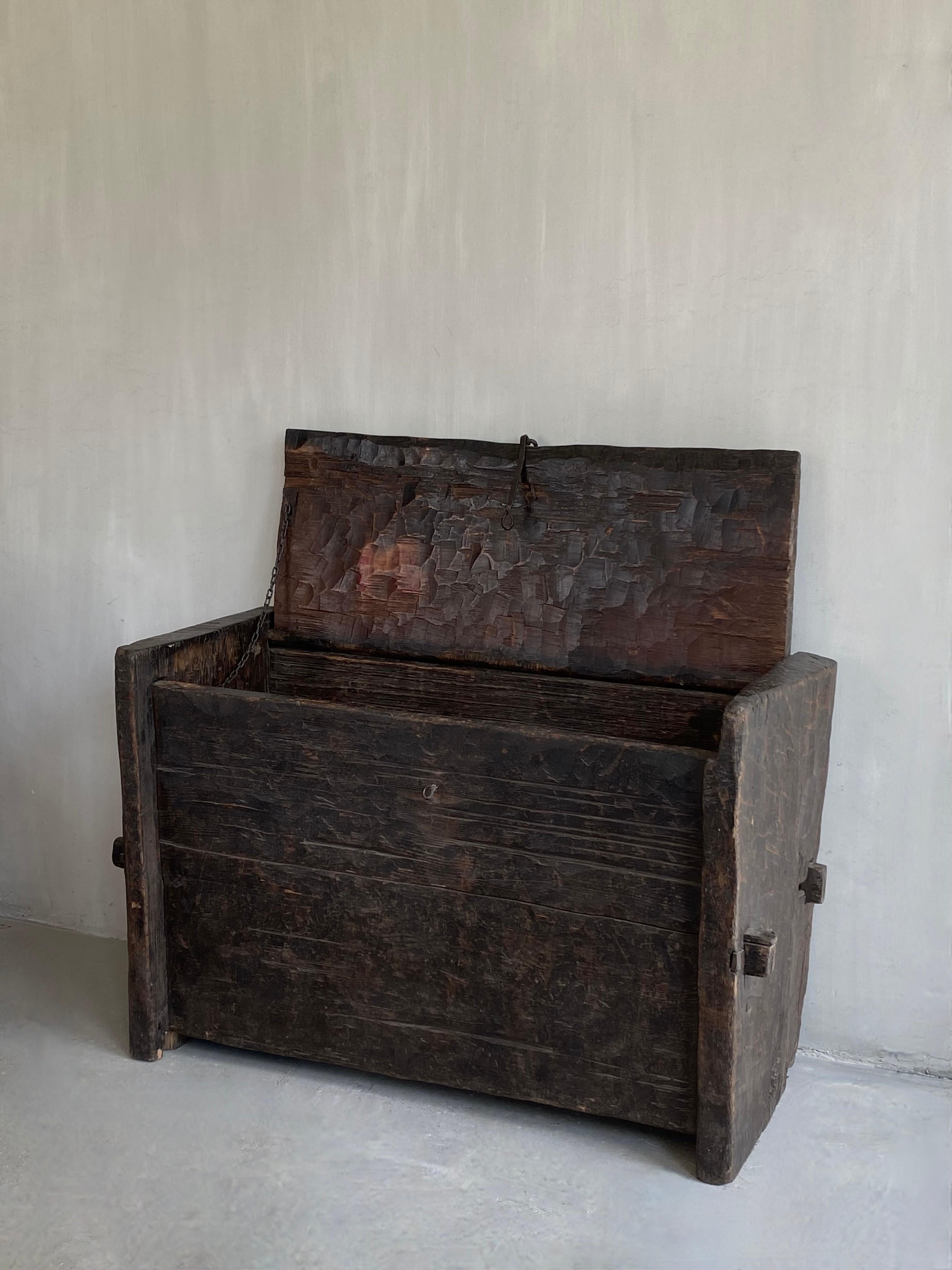 Early 19th C Wabi Sabi Blanket chest In Good Condition In Nijlen, BE