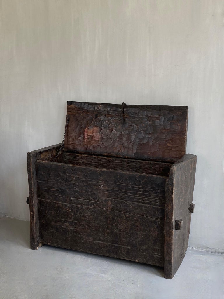Early 19th C Wabi Sabi Blanket chest In Good Condition For Sale In Nijlen, BE