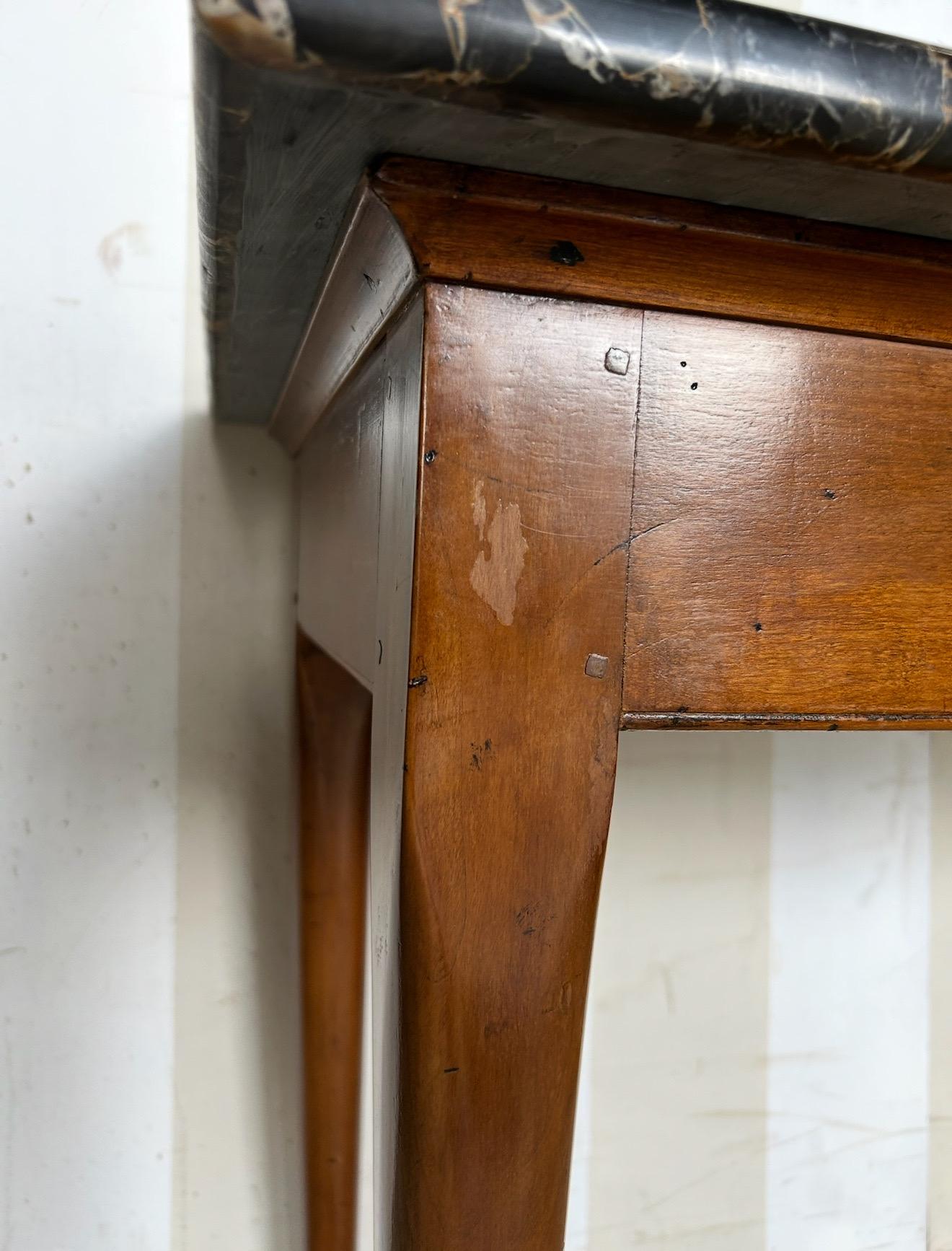 Principios del siglo XIX. Mesa de tablero de cerezo de época federal americana con tapa de mármol negro en Bueno estado para la venta en Richmond, VA