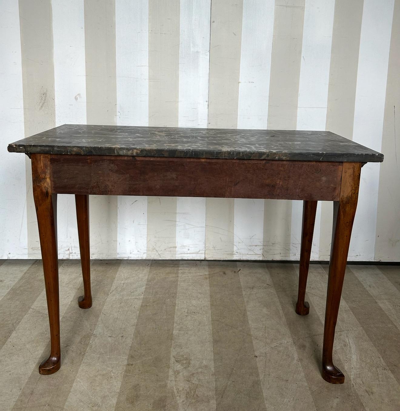 Principios del siglo XIX. Mesa de tablero de cerezo de época federal americana con tapa de mármol negro Mármol en venta