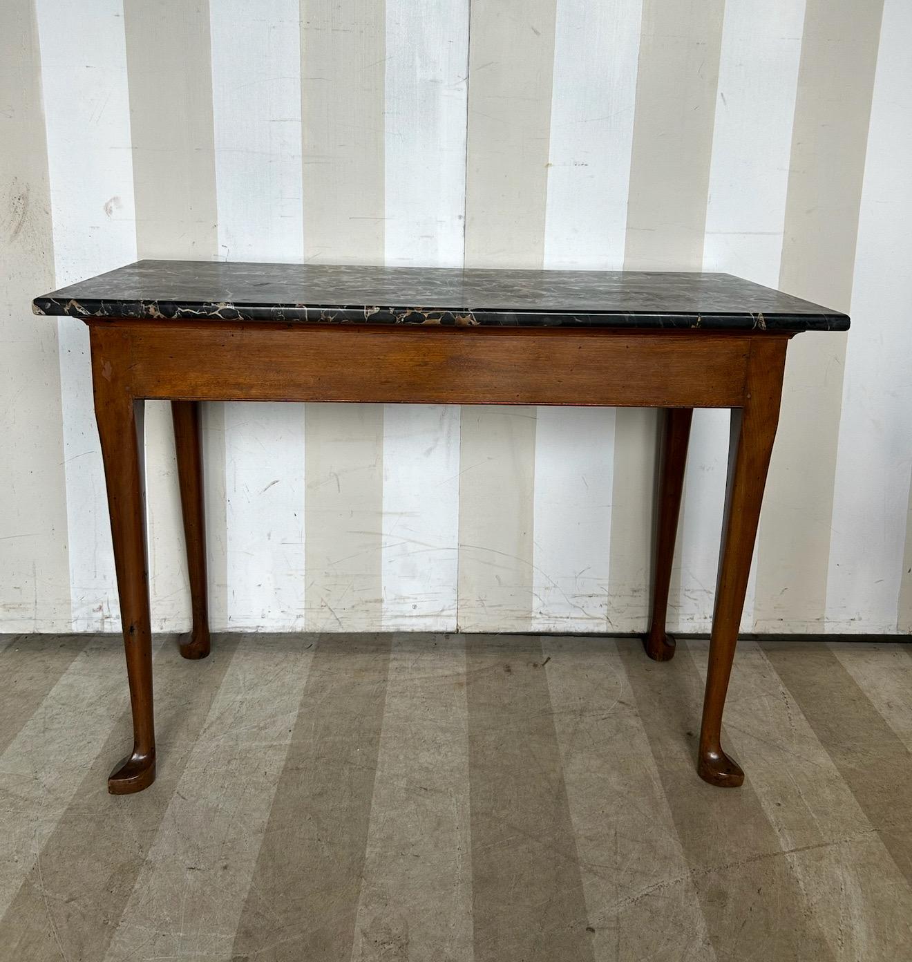 Principios del siglo XIX. Mesa de tablero de cerezo de época federal americana con tapa de mármol negro en venta 1