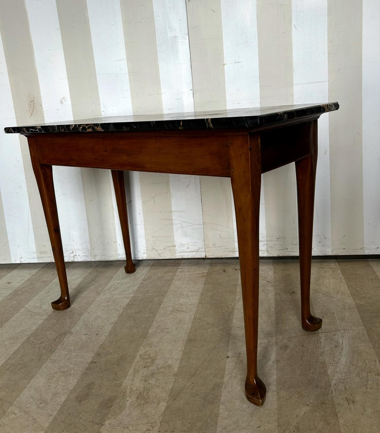 Principios del siglo XIX. Mesa de tablero de cerezo de época federal americana con tapa de mármol negro en venta 2