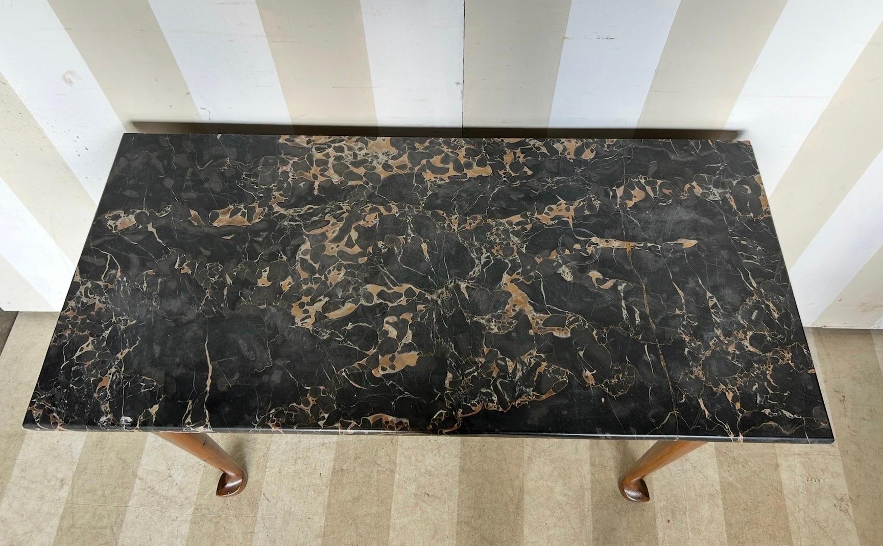 Principios del siglo XIX. Mesa de tablero de cerezo de época federal americana con tapa de mármol negro en venta 4