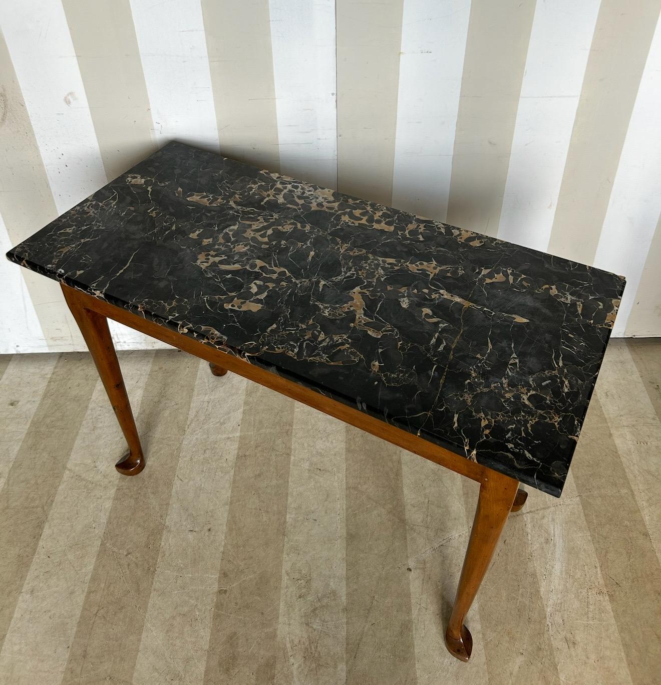 Principios del siglo XIX. Mesa de tablero de cerezo de época federal americana con tapa de mármol negro en venta 5