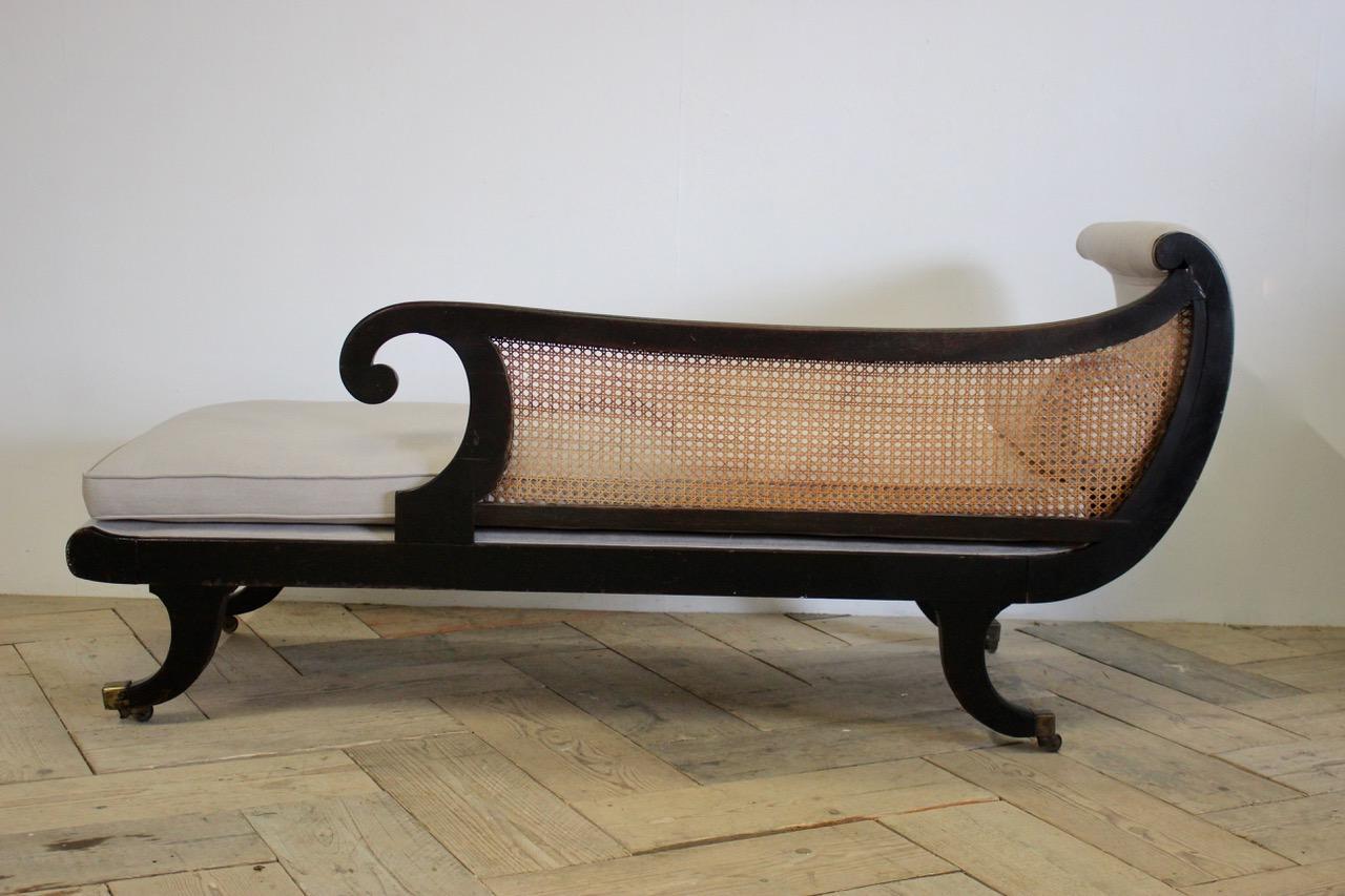 An early 19th century English Regency, ebonized daybed / chaise lounge of elegant proportions.
Measurements: 44cm high (floor to seat)
England, circa 1820.