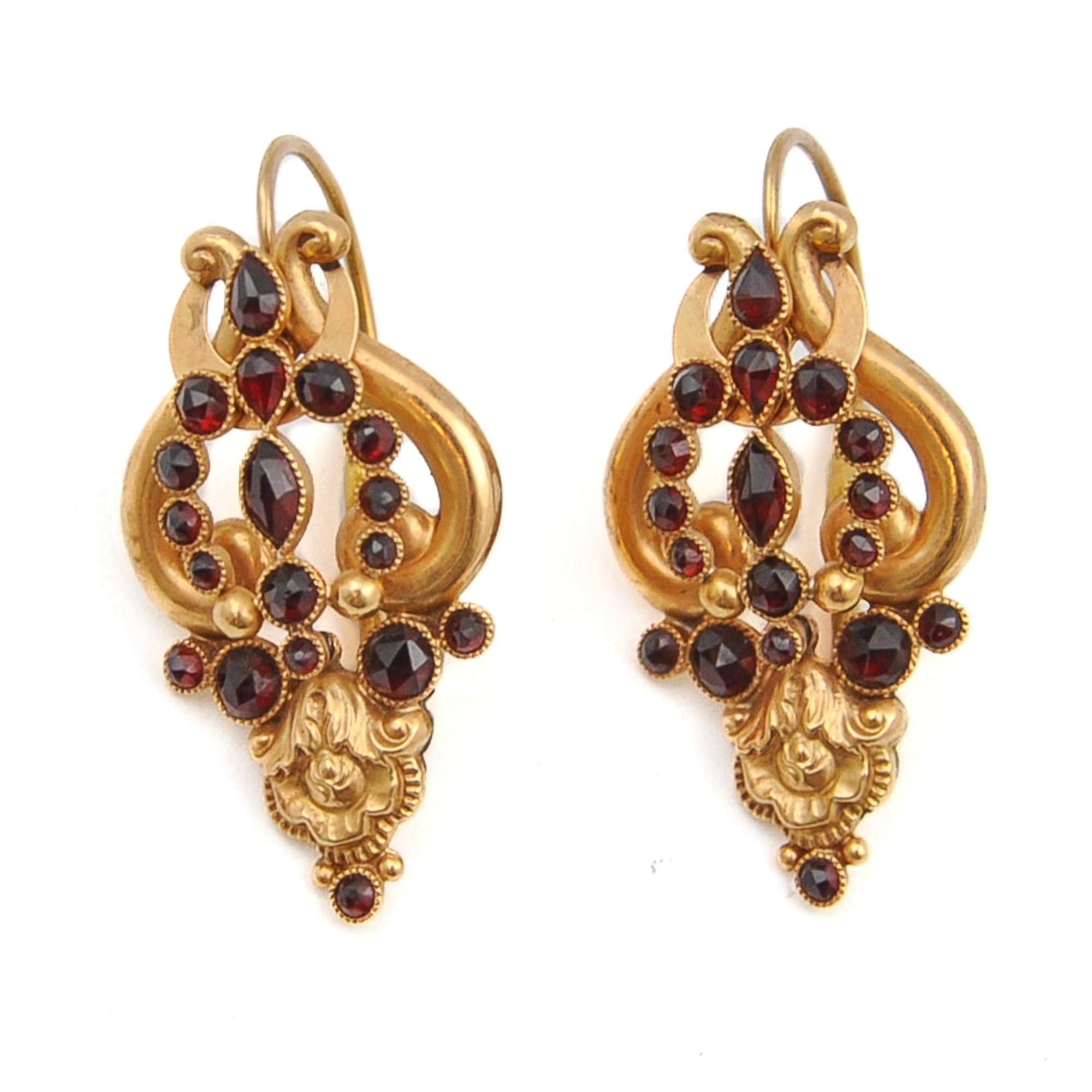 Antique Repoussé Garnet and 18K Gold Earrings In Good Condition For Sale In Rotterdam, NL