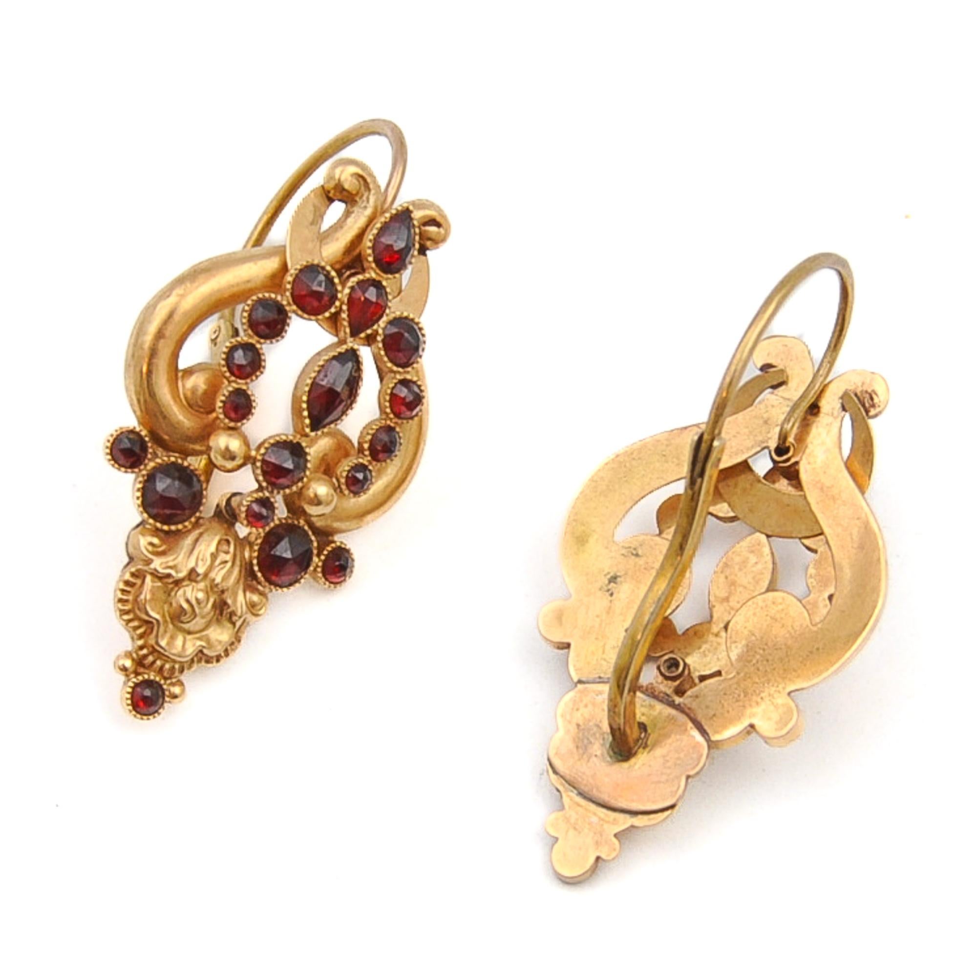 Antique Repoussé Garnet and 18K Gold Earrings For Sale 1