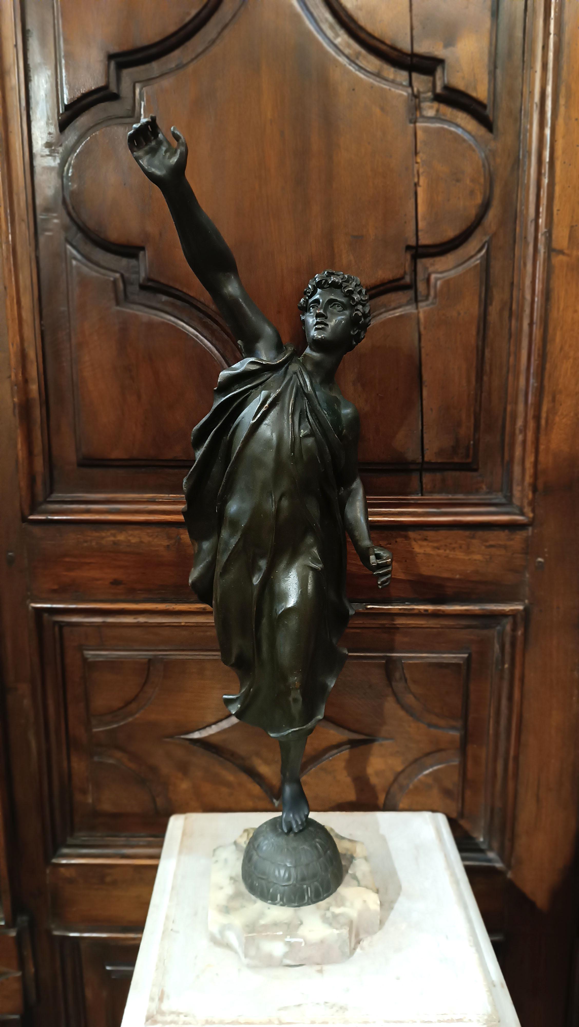 Élégantes statuettes en bronze coulées à la cire perdue, fabriquées en Italie au début du XIXe siècle. Les statuettes, un homme et une femme, ont des références classiques et représentent l'allégorie du printemps. En fait, tous deux sont sculptés