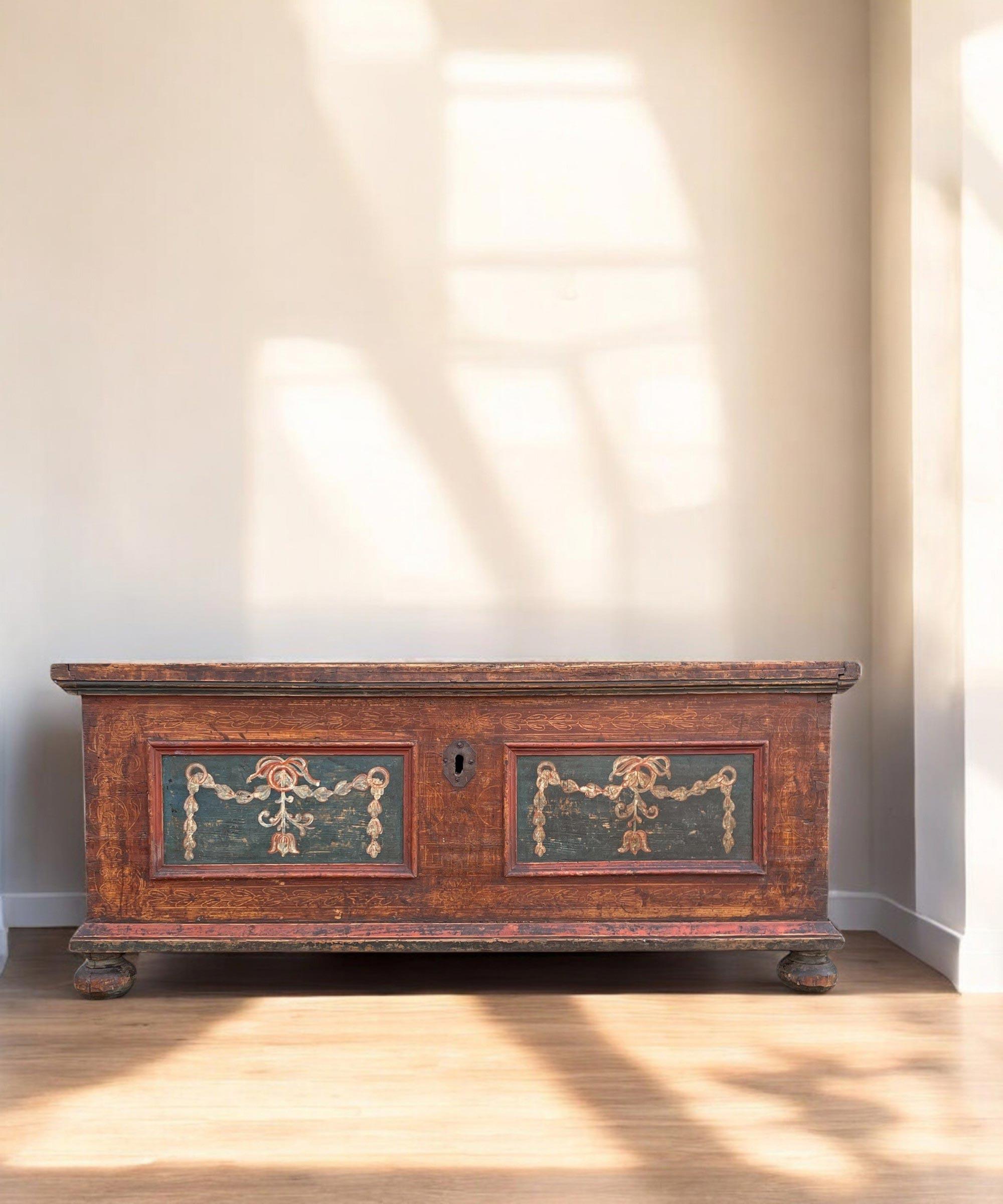 Neoclassico Early 19th Century Alpine Painted Blanket Chest in vendita