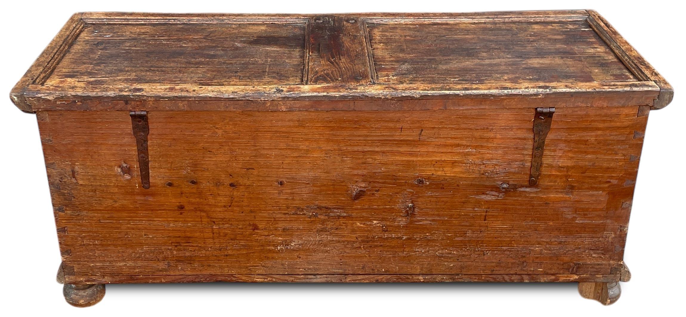 Italian Early 19th Century Alpine Painted Blanket Chest in vendita