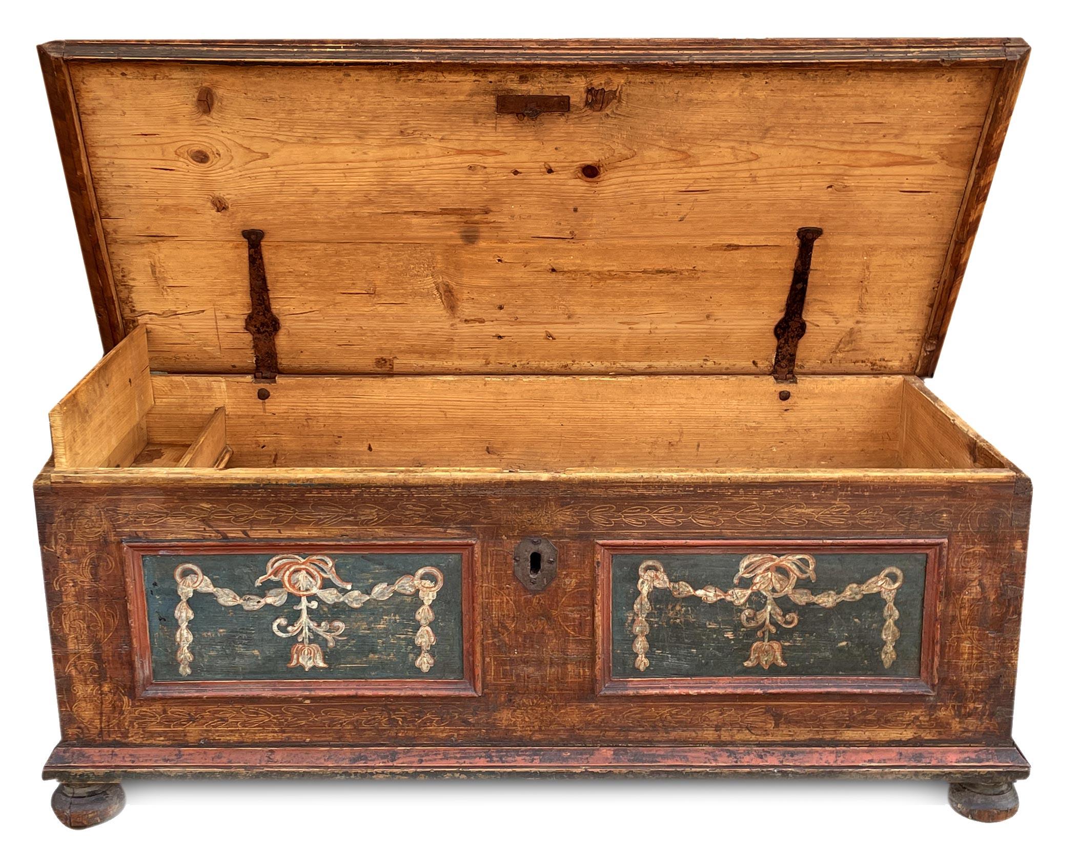 Early 19th Century Alpine Painted Blanket Chest In condizioni buone in vendita a Vo', Veneto