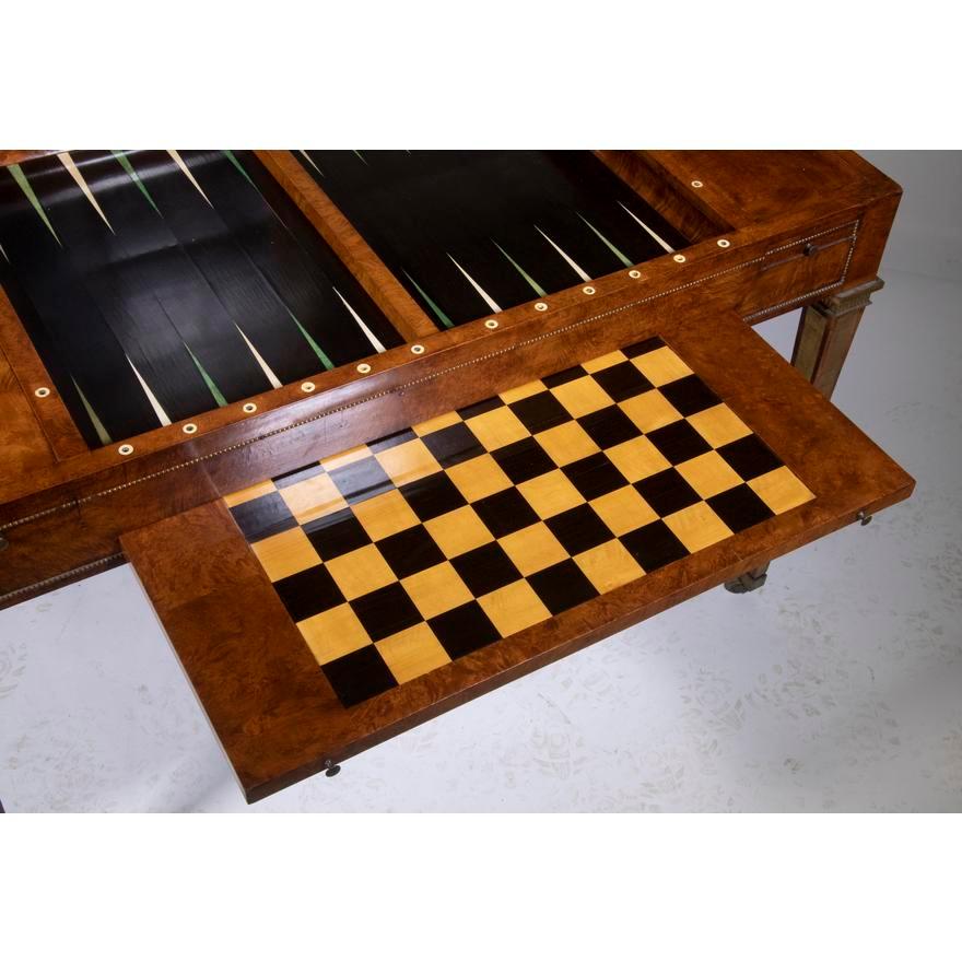 XVIIIe siècle Table de jeu de backgammon ou table à plateau tripode Louis XVI du 18ème siècle en amboyna en vente