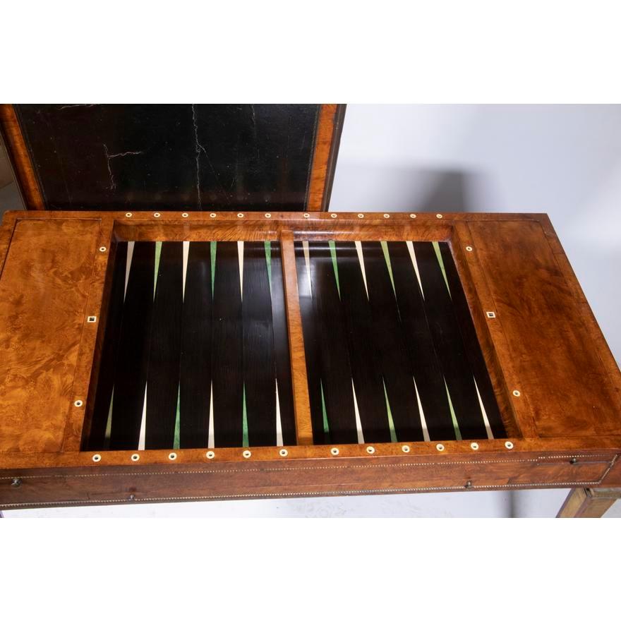 Ébène Table de jeu de backgammon ou table à plateau tripode Louis XVI du 18ème siècle en amboyna en vente