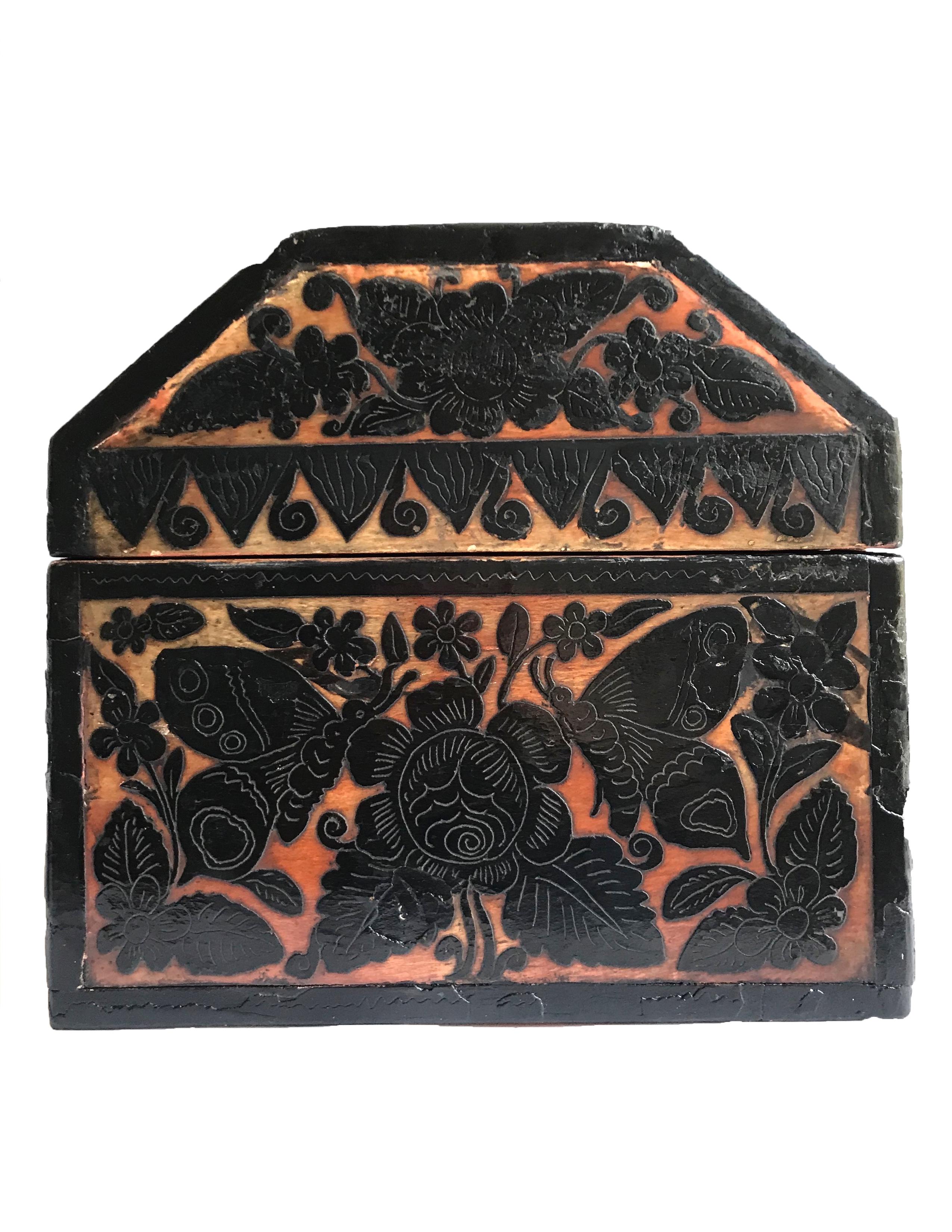 Early 19th Century American Carved Lacquered Folk Art Wooden Box from Tennessee In Excellent Condition In Chicago, IL