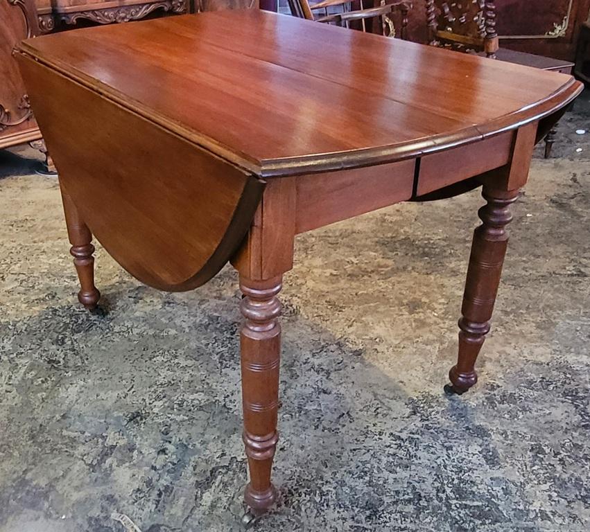 Early 19th Century American Cherry Extendable Dining Table 10