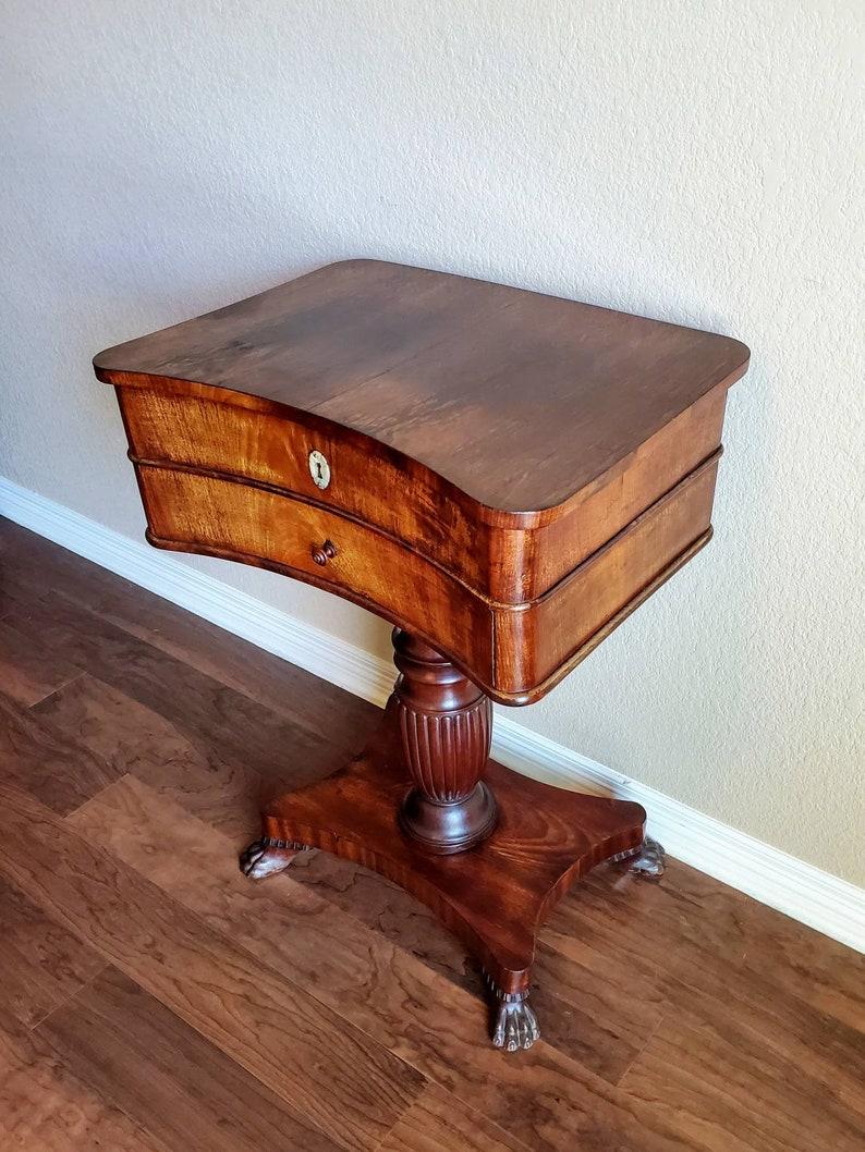 A fine and rare, beautifully restored American Classical period sewing stand work table in mahogany and rosewood. 

Elegantly sophisticated, this scarce antique is a wonderful example of high quality early 19th century American craftsmanship.