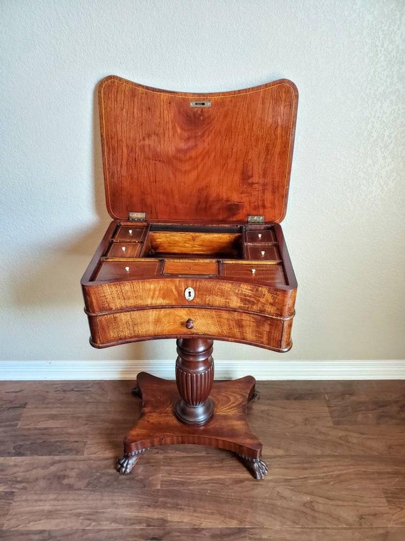 Frühes 19. Jahrhundert American Classic Sewing Stand (Amerikanische Klassik) im Angebot