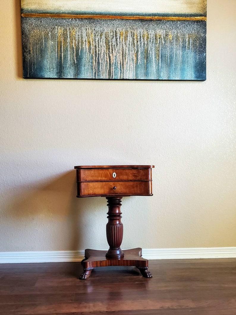 Early 19th Century American Classical Sewing Stand In Good Condition For Sale In Forney, TX