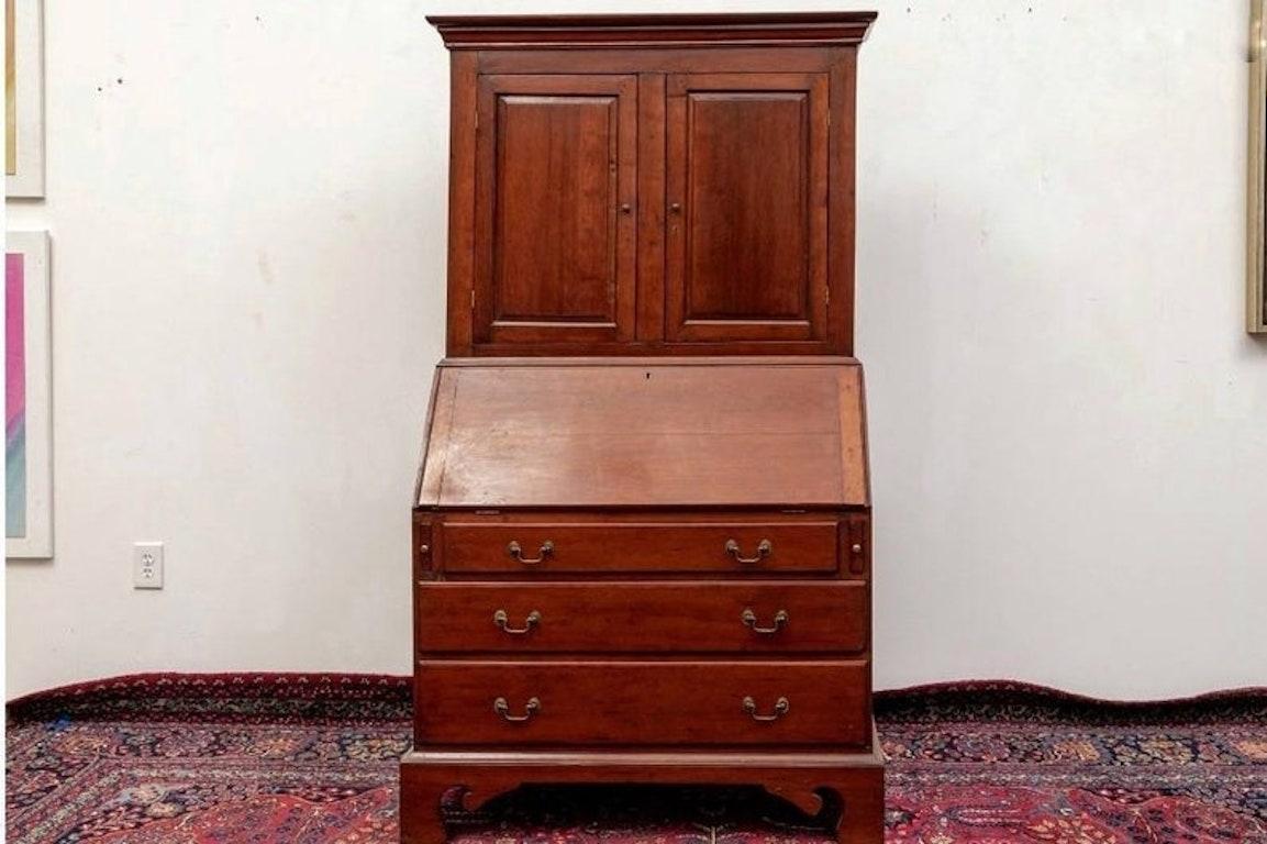 A rare antique, circa 1810, classic American country mahogany bookcase secretary desk from the east coast region of Pennsylvania / Virginia. 

Born in the early 19th century, hand-crafted of solid mahogany, having wonderfully aged warm, rich