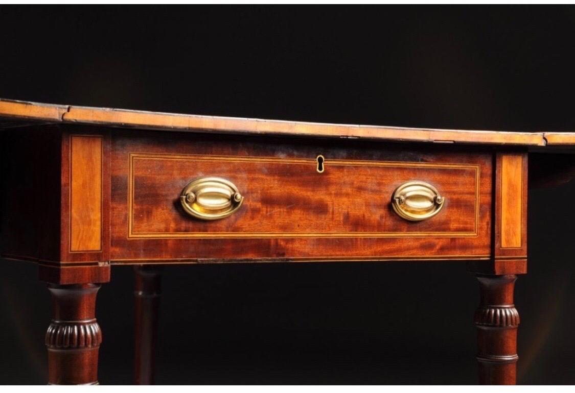 Early 19th Century American Federal Mahogany Inlaid Drop-Leaf Table In Good Condition For Sale In Charleston, SC