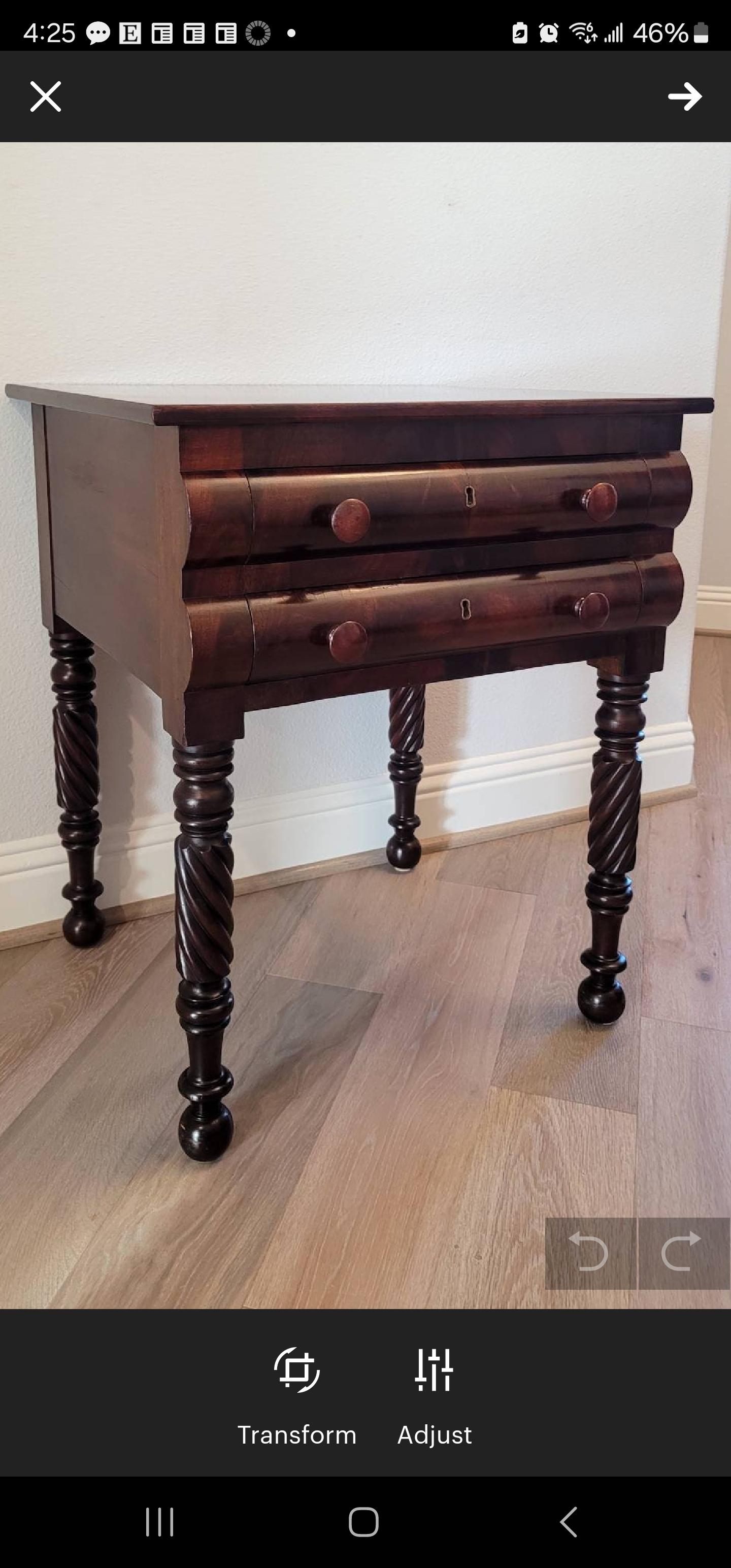 Una rara y excepcional mesa de trabajo de caoba del Periodo Federal Americano (1789-1823) de gran calidad. hacia 1820

Esta mesa procede de un momento crucial de la historia de Estados Unidos: tras la independencia de las colonias en la Guerra de la