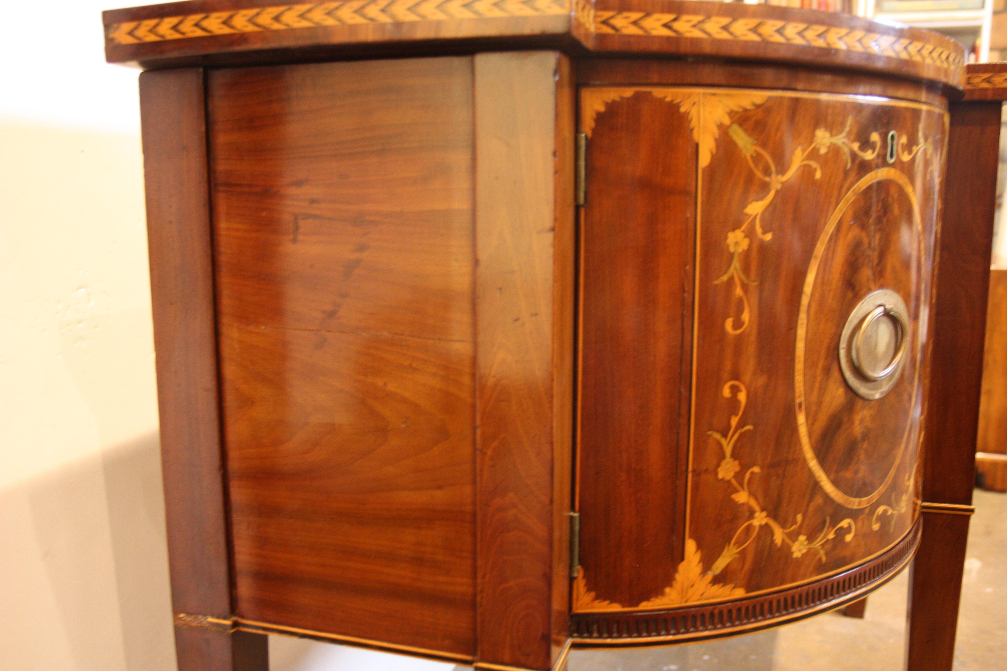 Early 19th Century American Hepplewhite style Sideboard Matched Mahogany Veneers For Sale 7