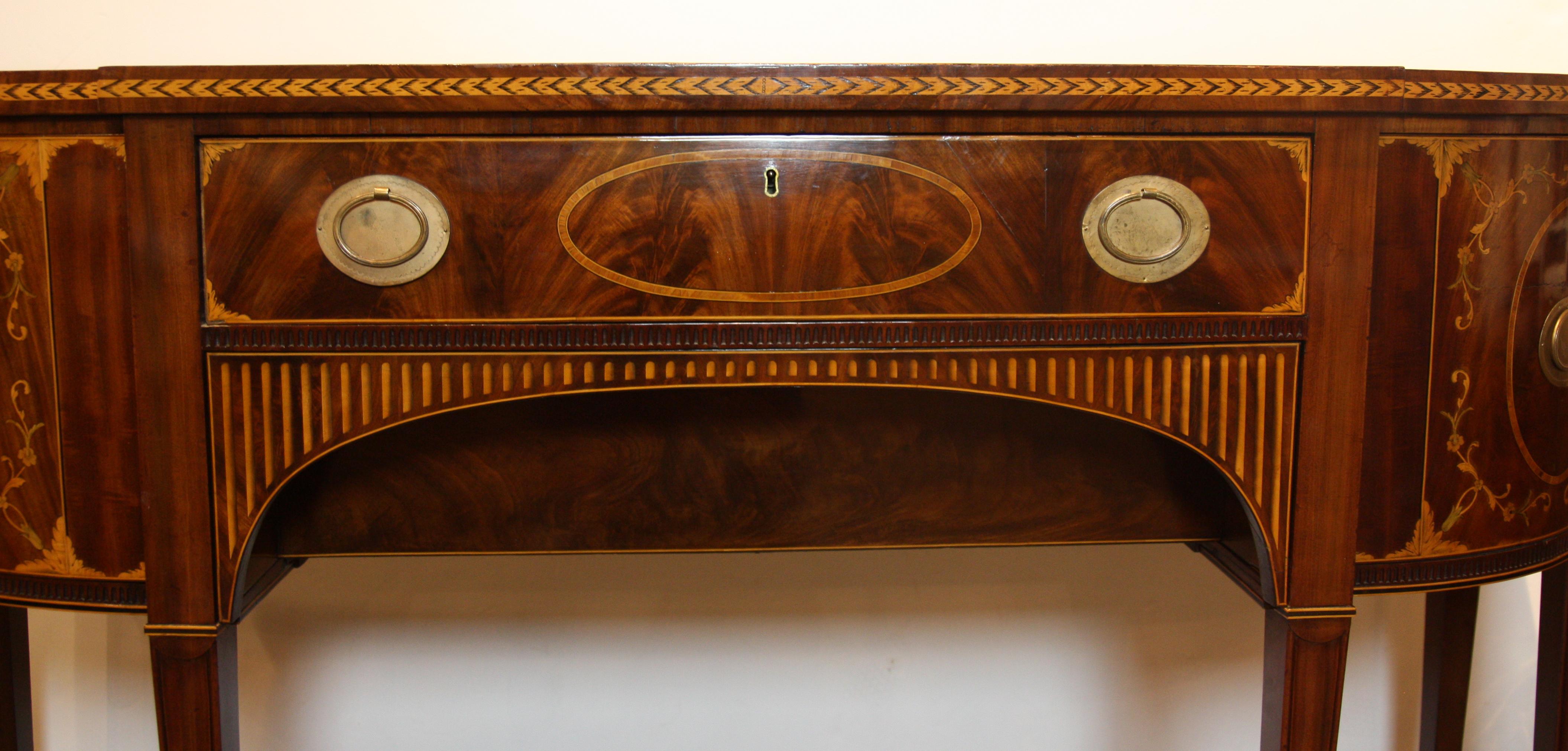 Early 19th Century American Hepplewhite style Sideboard Matched Mahogany Veneers In Good Condition For Sale In San Antonio, TX