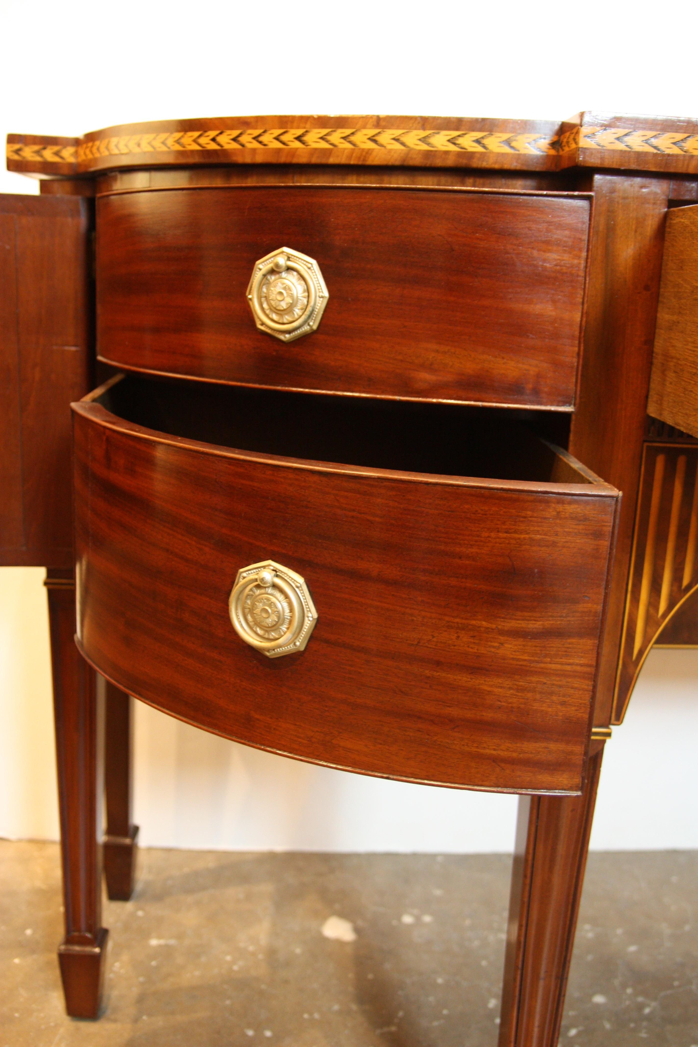 18th Century Early 19th Century American Hepplewhite style Sideboard Matched Mahogany Veneers For Sale