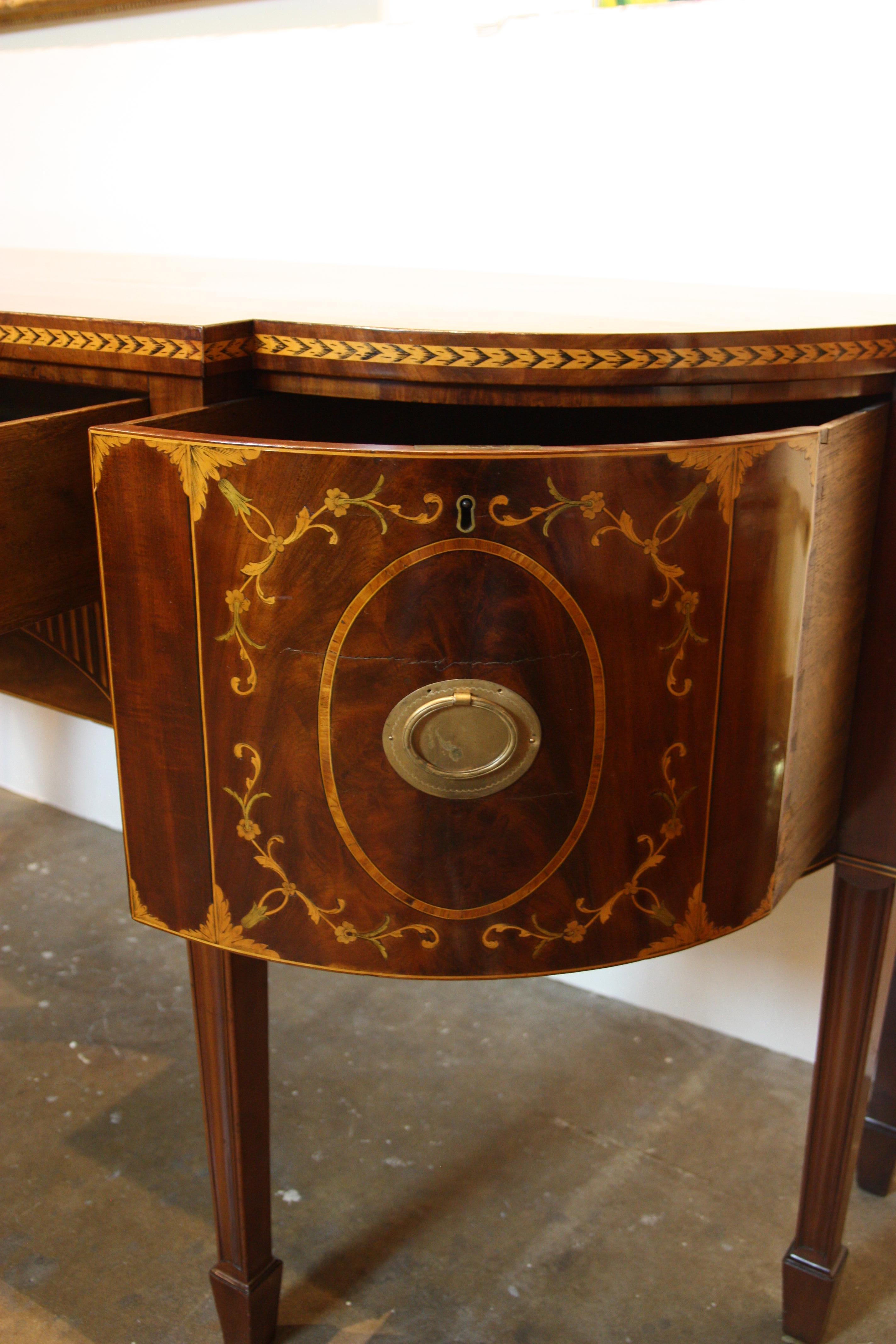 Early 19th Century American Hepplewhite style Sideboard Matched Mahogany Veneers For Sale 1