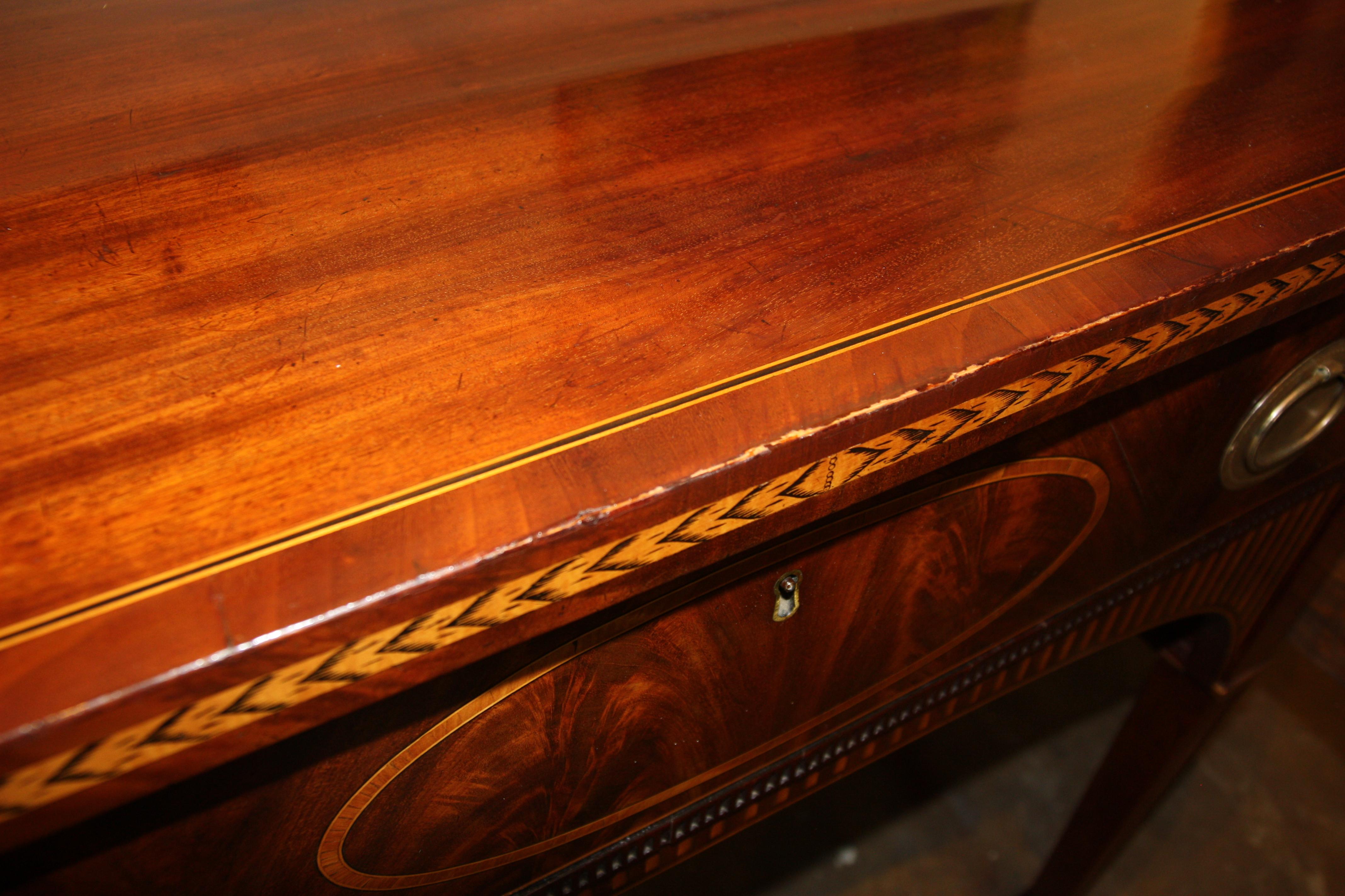 Early 19th Century American Hepplewhite style Sideboard Matched Mahogany Veneers For Sale 3