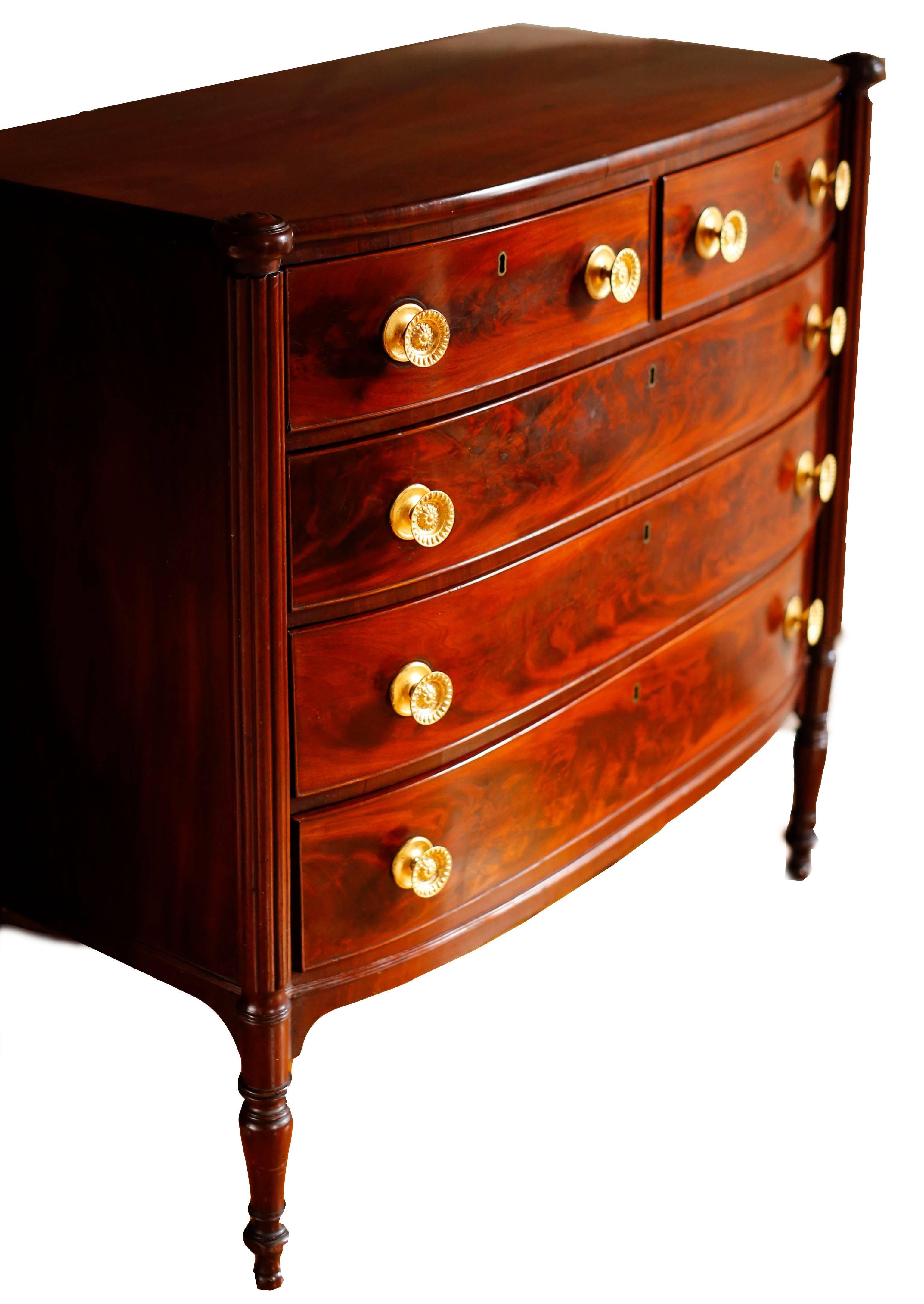 Early 19th Century American Mahogany Bowfront Sheraton Chest, School of McIntire In Good Condition In Brooklyn, NY