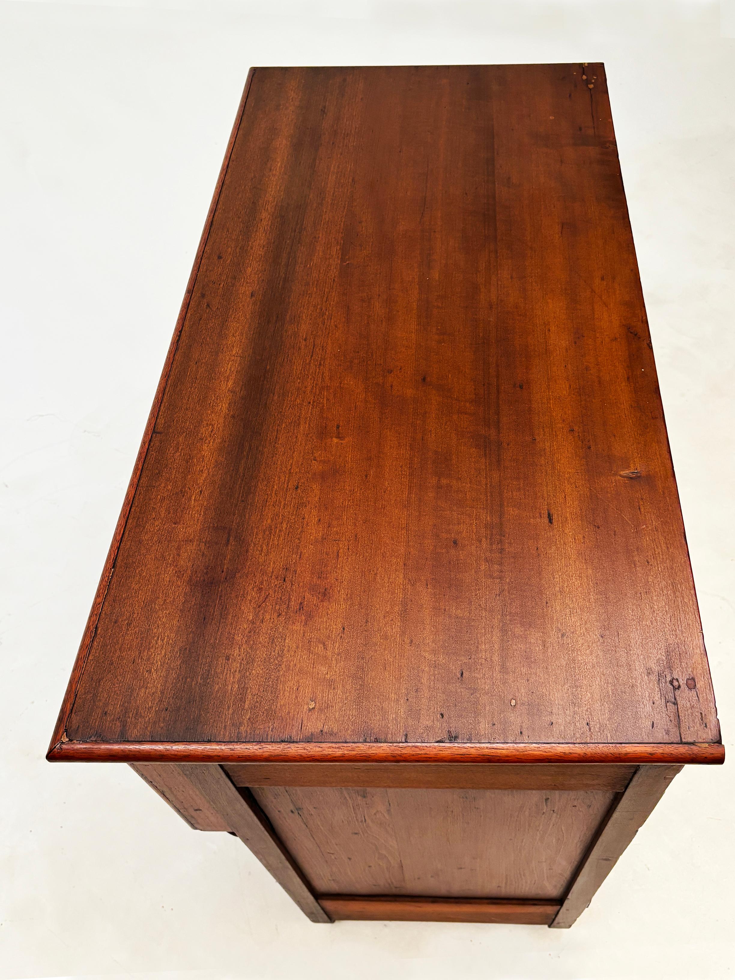 Early 19th Century American Mahogany Butler's Desk/Secretary Chest For Sale 4