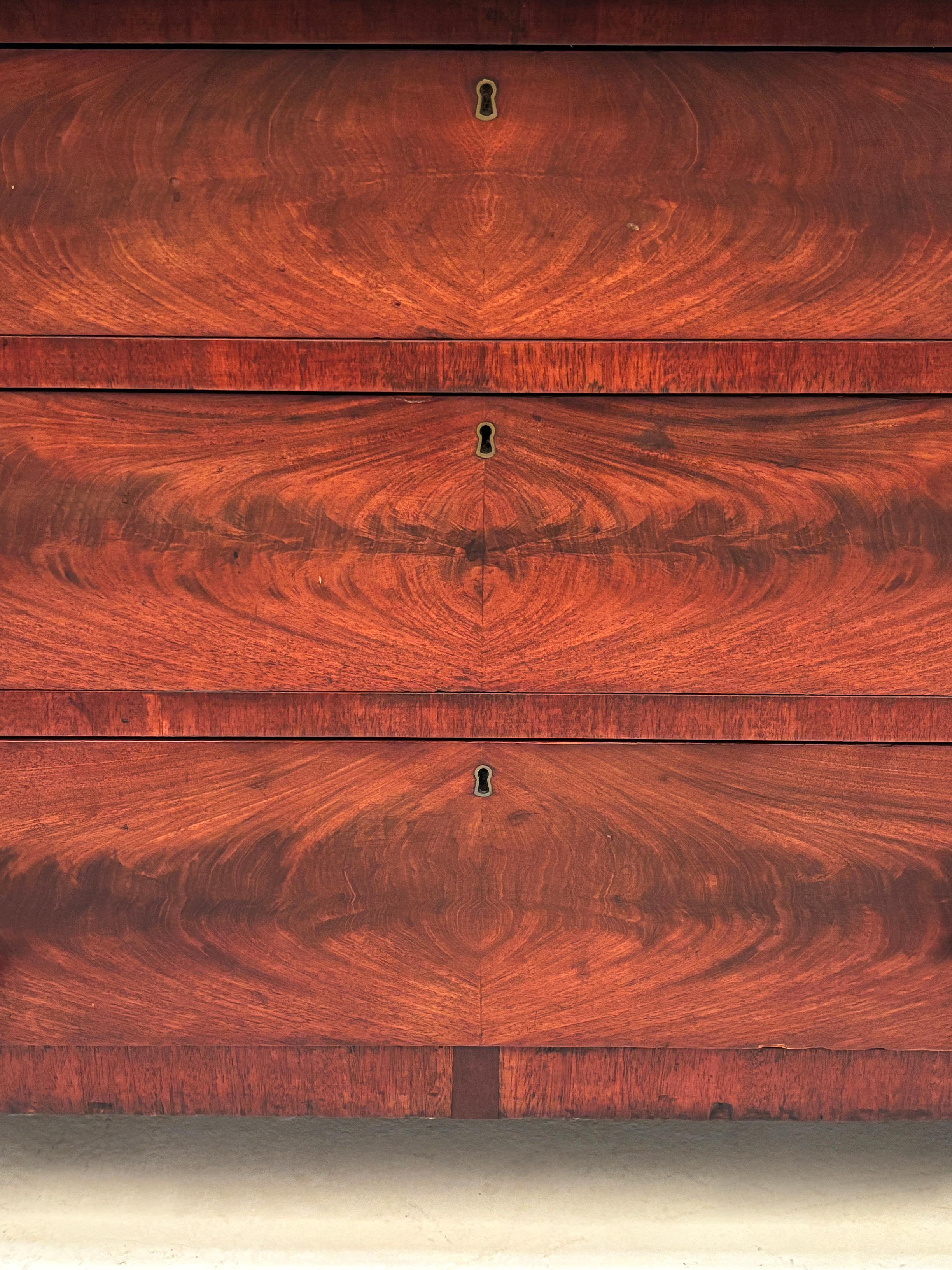 Early 19th Century American Mahogany Butler's Desk/Secretary Chest For Sale 5