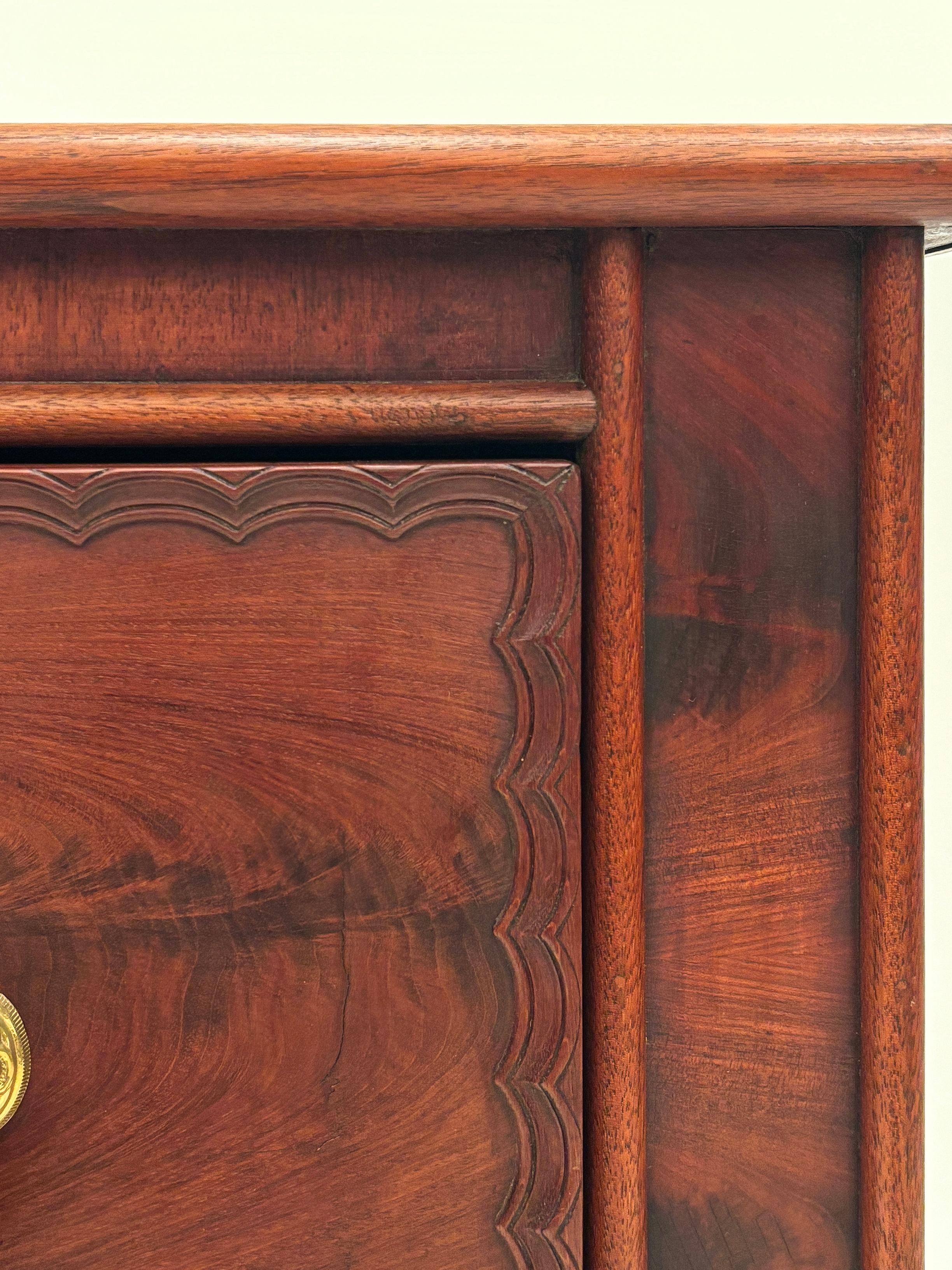 Early 19th Century American Mahogany Butler's Desk/Secretary Chest For Sale 6