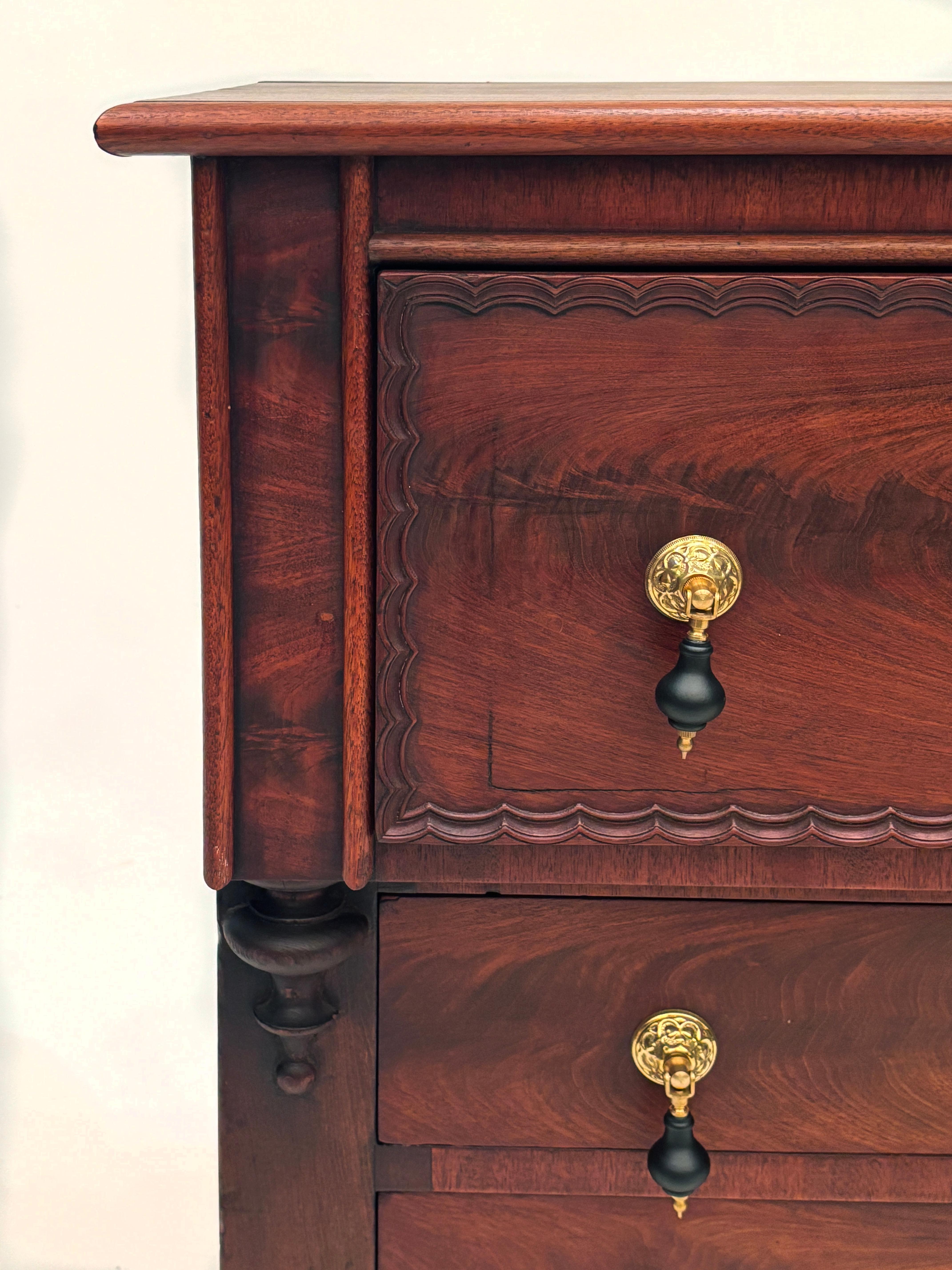 Early 19th Century American Mahogany Butler's Desk/Secretary Chest In Good Condition For Sale In Louisville, KY