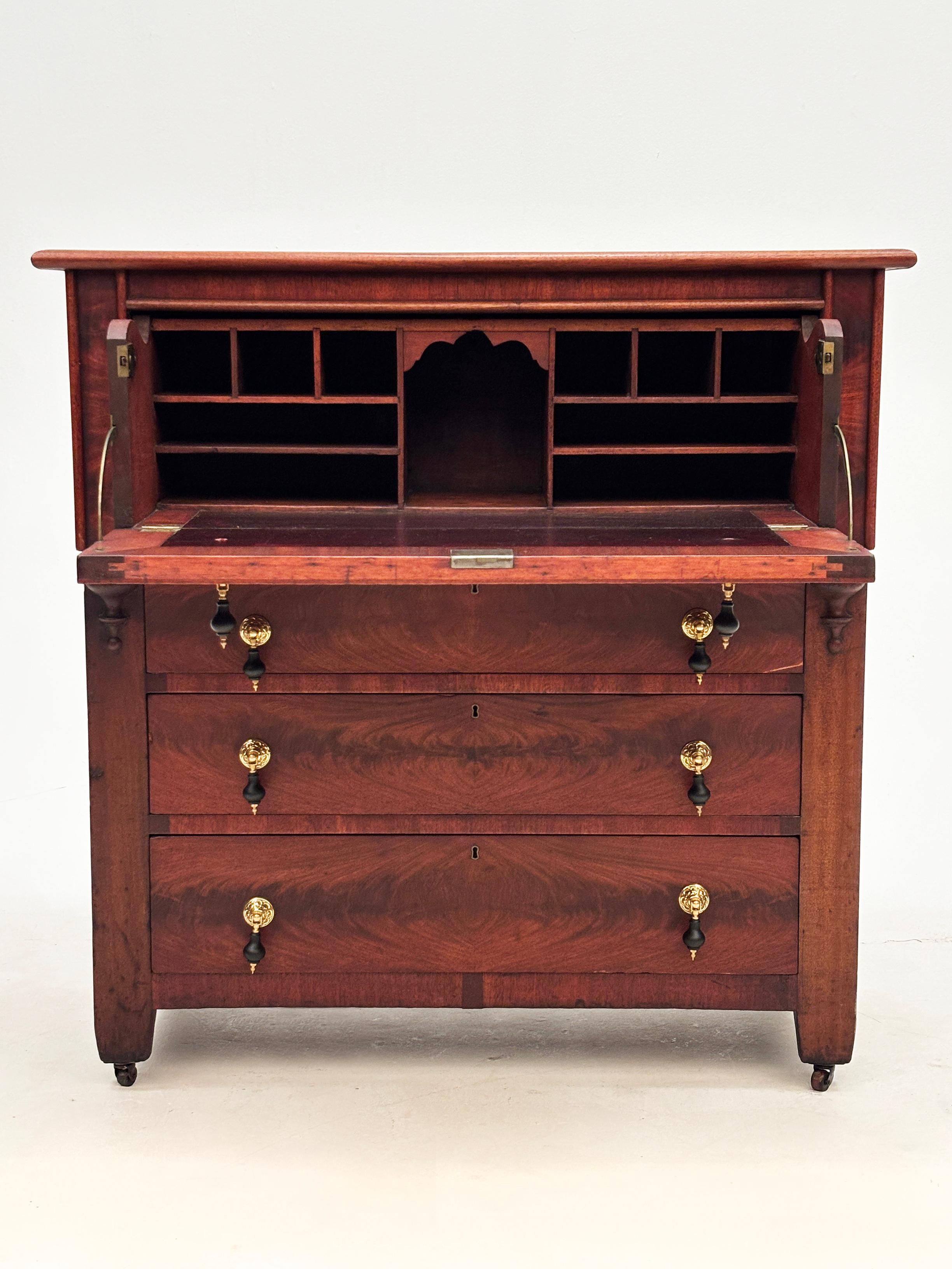 Early 19th Century American Mahogany Butler's Desk/Secretary Chest For Sale 1