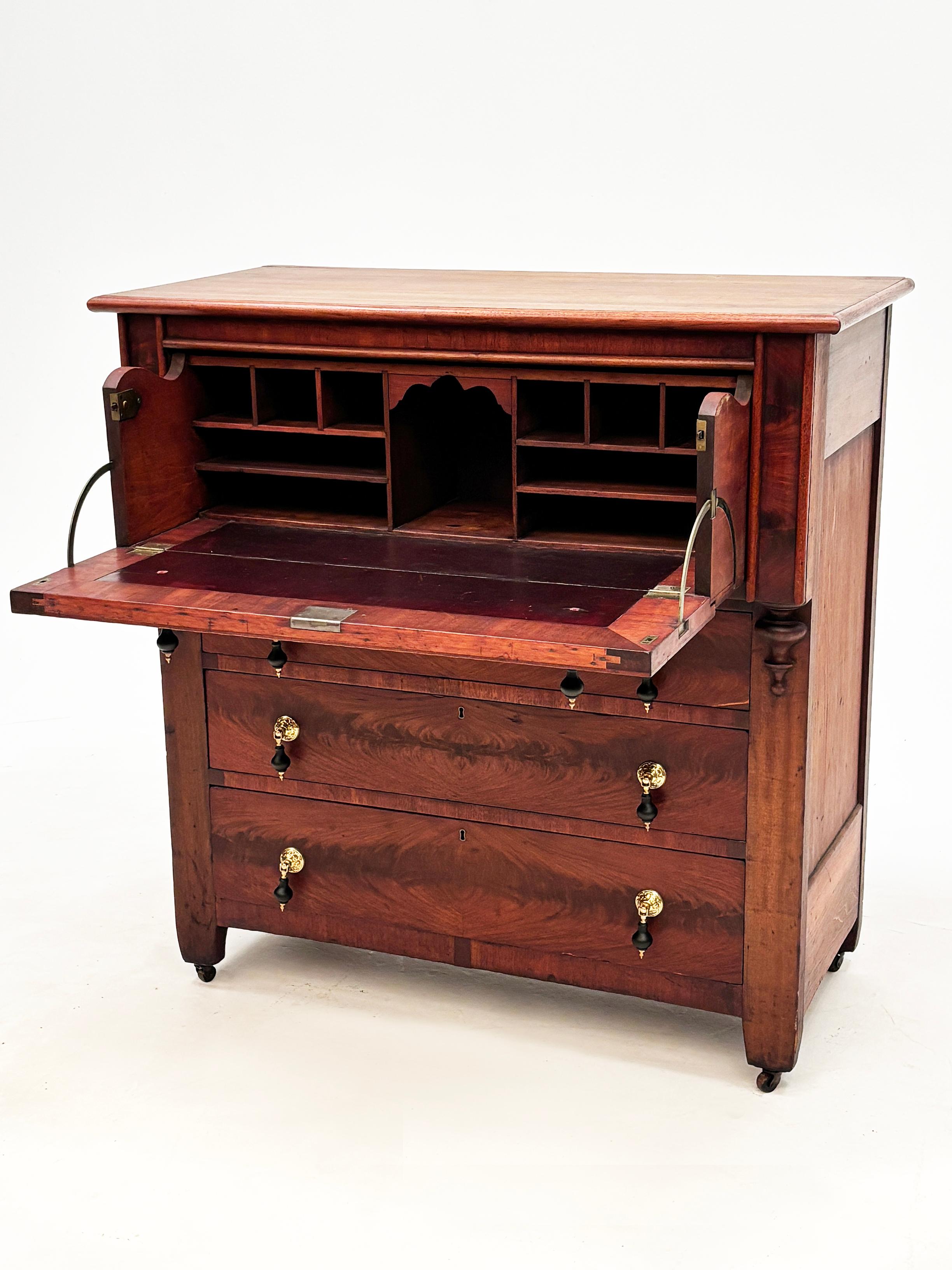 Early 19th Century American Mahogany Butler's Desk/Secretary Chest For Sale 2