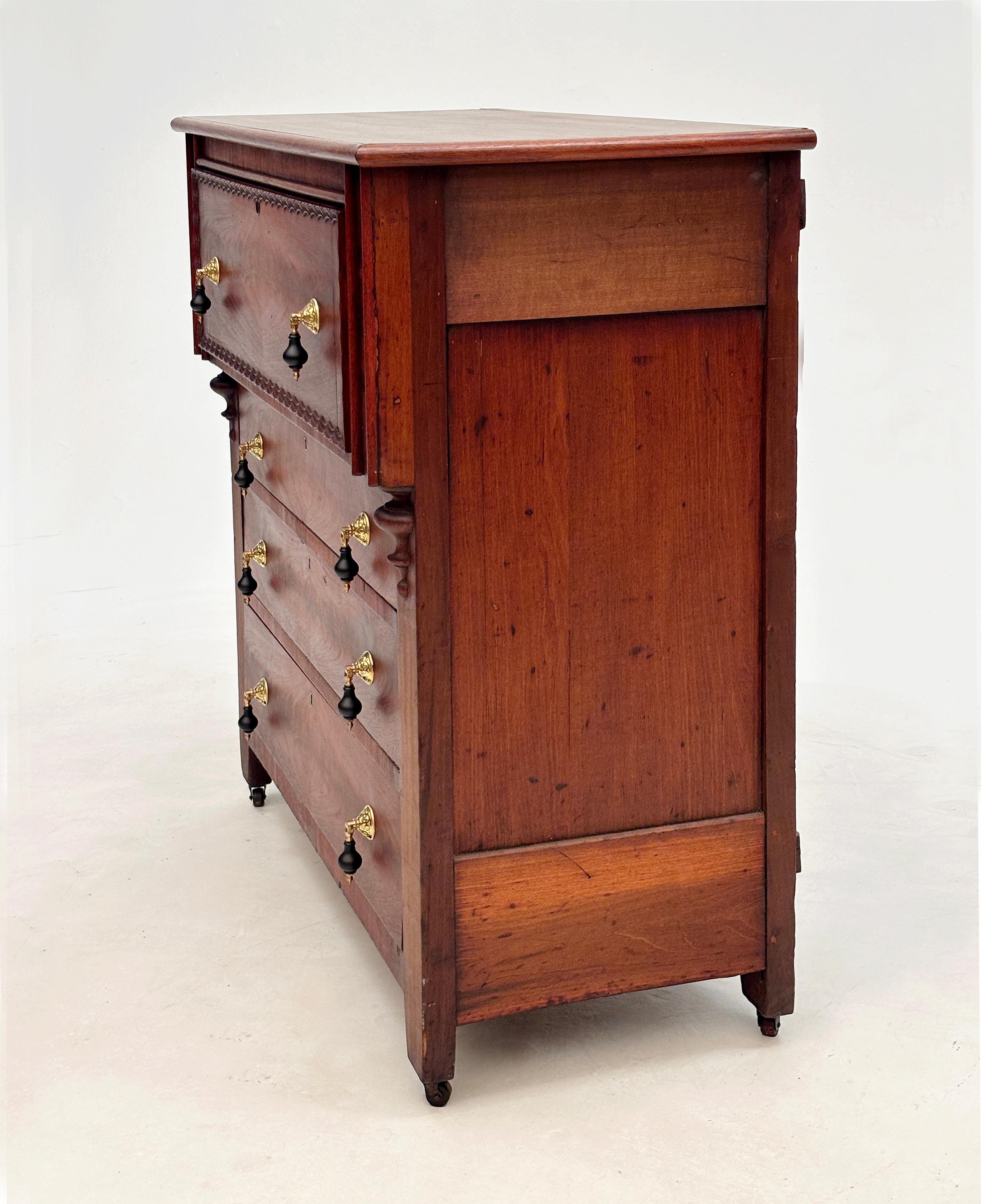 Early 19th Century American Mahogany Butler's Desk/Secretary Chest For Sale 3