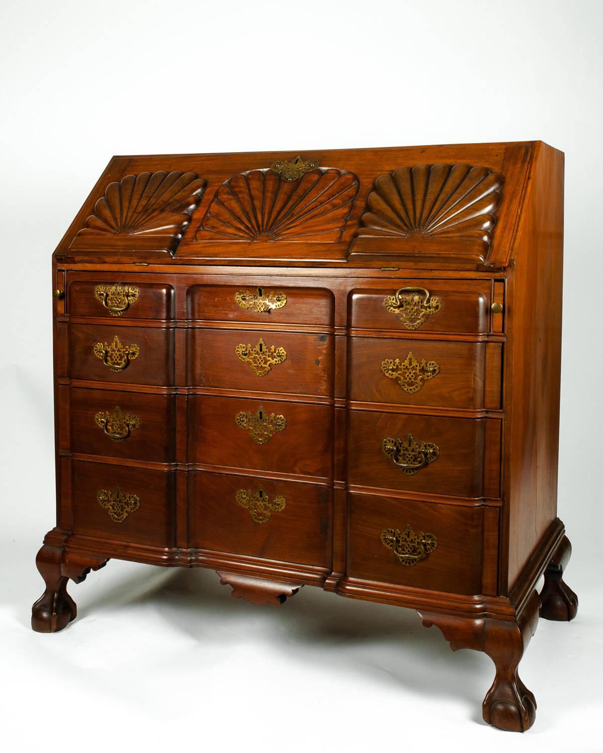 Early 19th Century American Mahogany Serpentine Desk In Good Condition In Tarry Town, NY