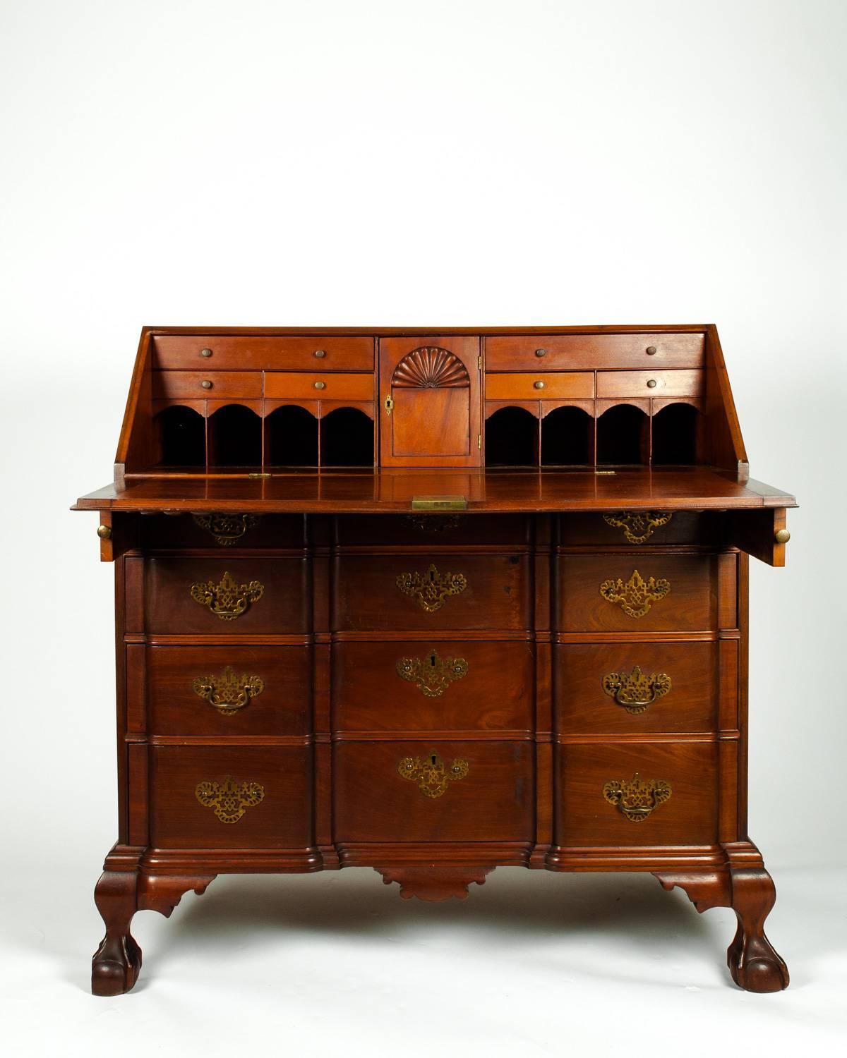 Early 19th Century American Mahogany Serpentine Desk 2