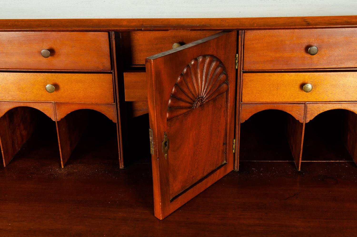 Early 19th Century American Mahogany Serpentine Desk 3