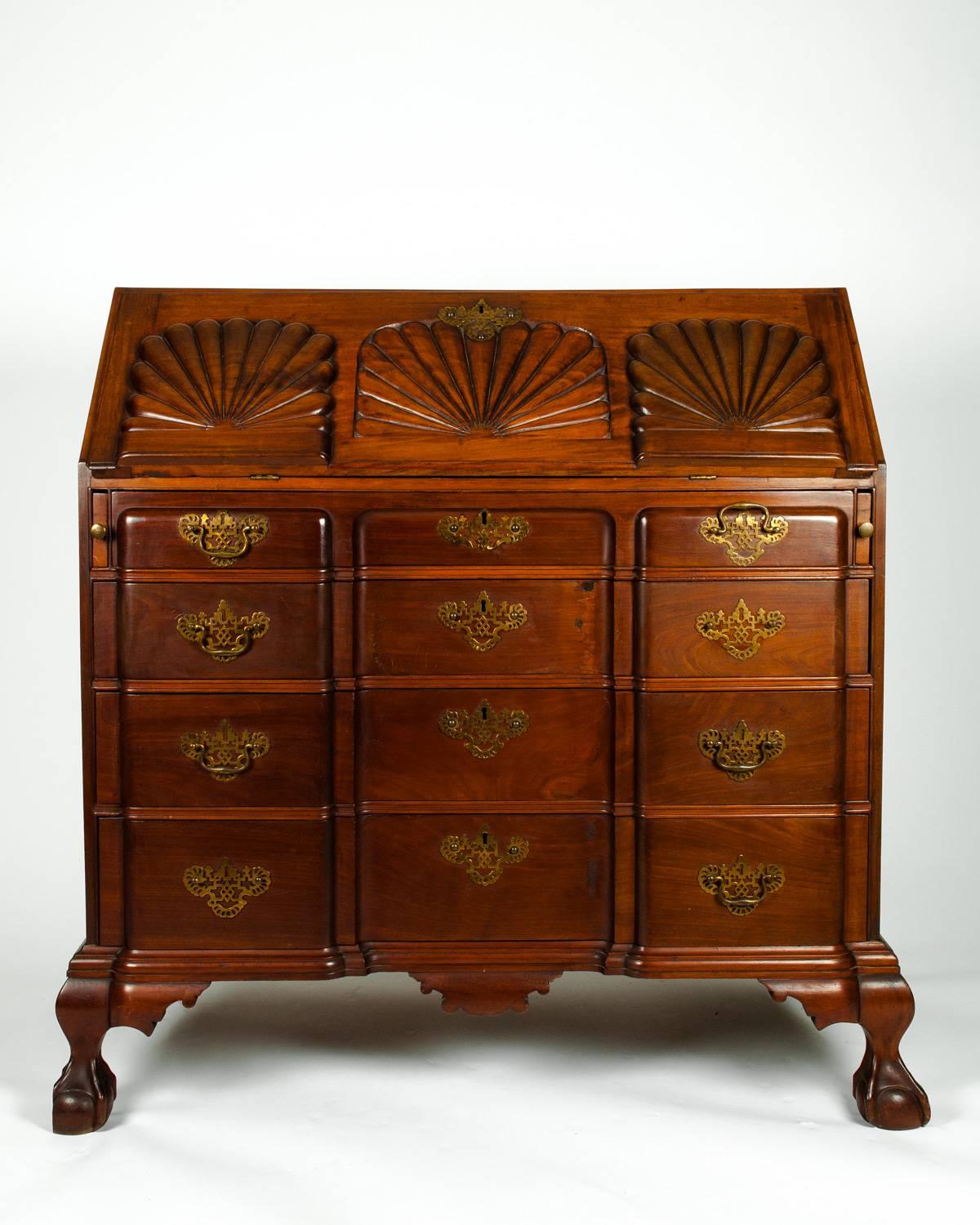 Early 19th Century American Mahogany Serpentine Desk 4