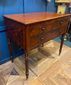 Table de service américaine en acajou du début du XIXe siècle avec trois tiroirs