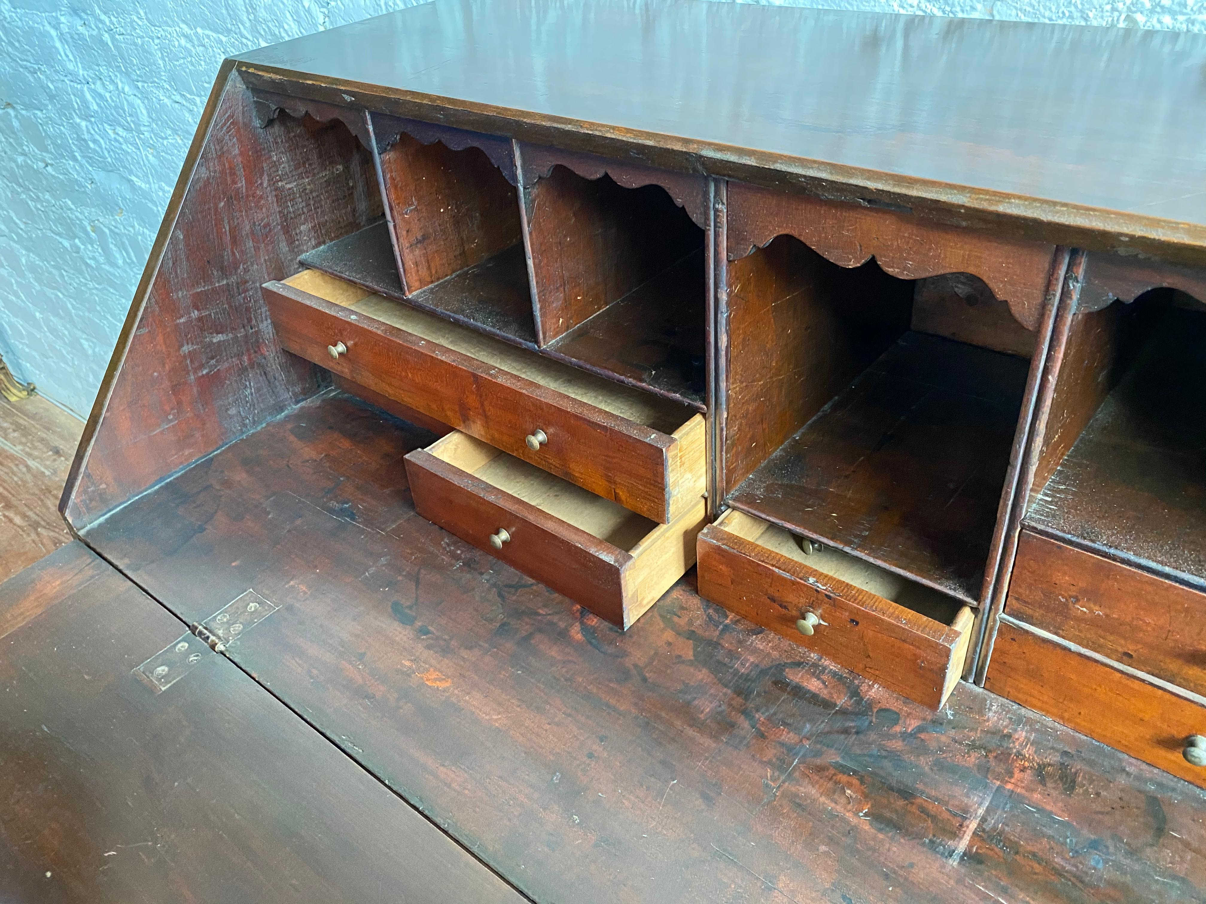 Frühes 19. Jahrhundert Amerikanischer Mahagoni-Schrägfront-Schreibtisch im Angebot 6