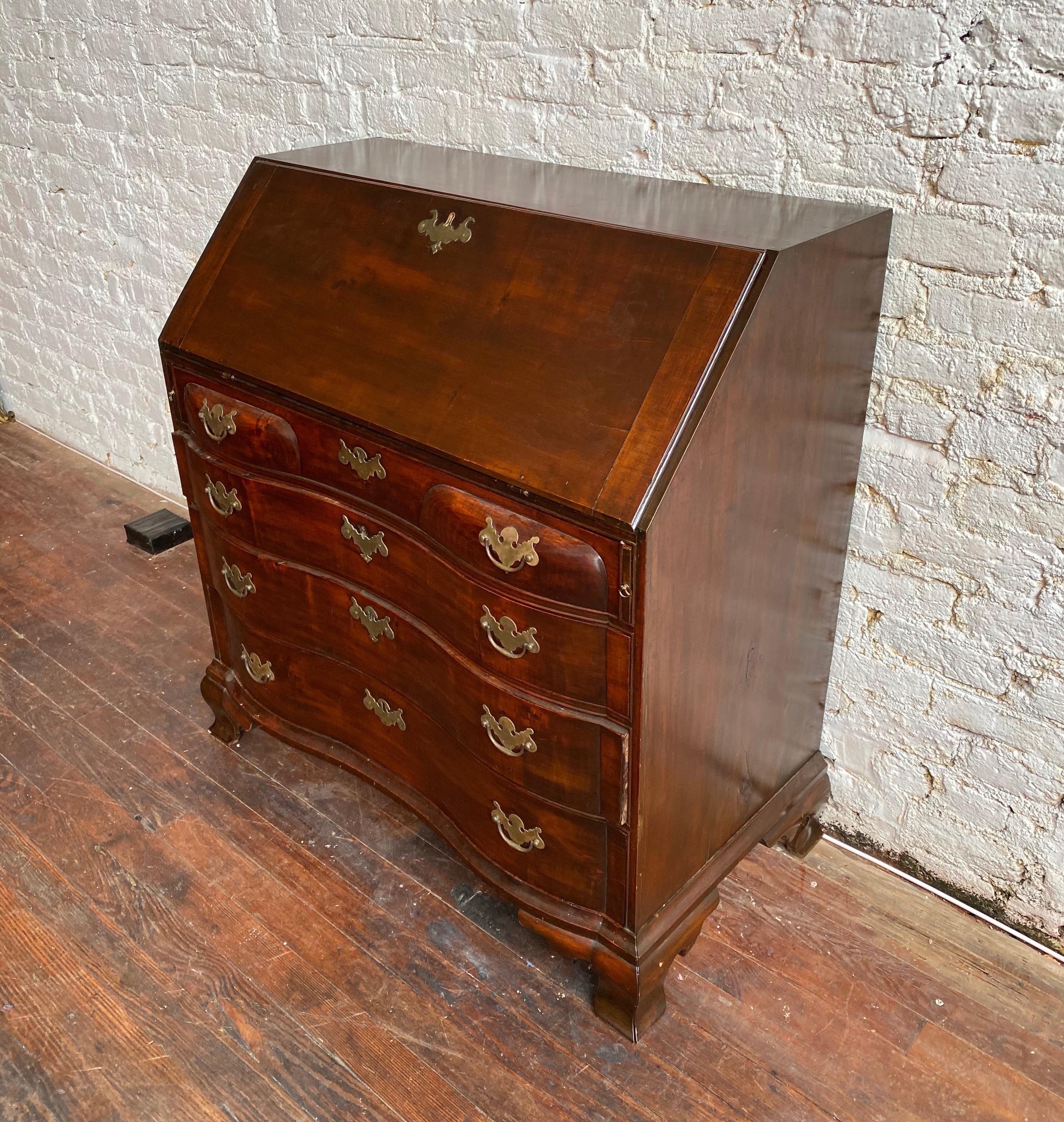 Frühes 19. Jahrhundert Amerikanischer Mahagoni-Schrägfront-Schreibtisch (amerikanisch) im Angebot