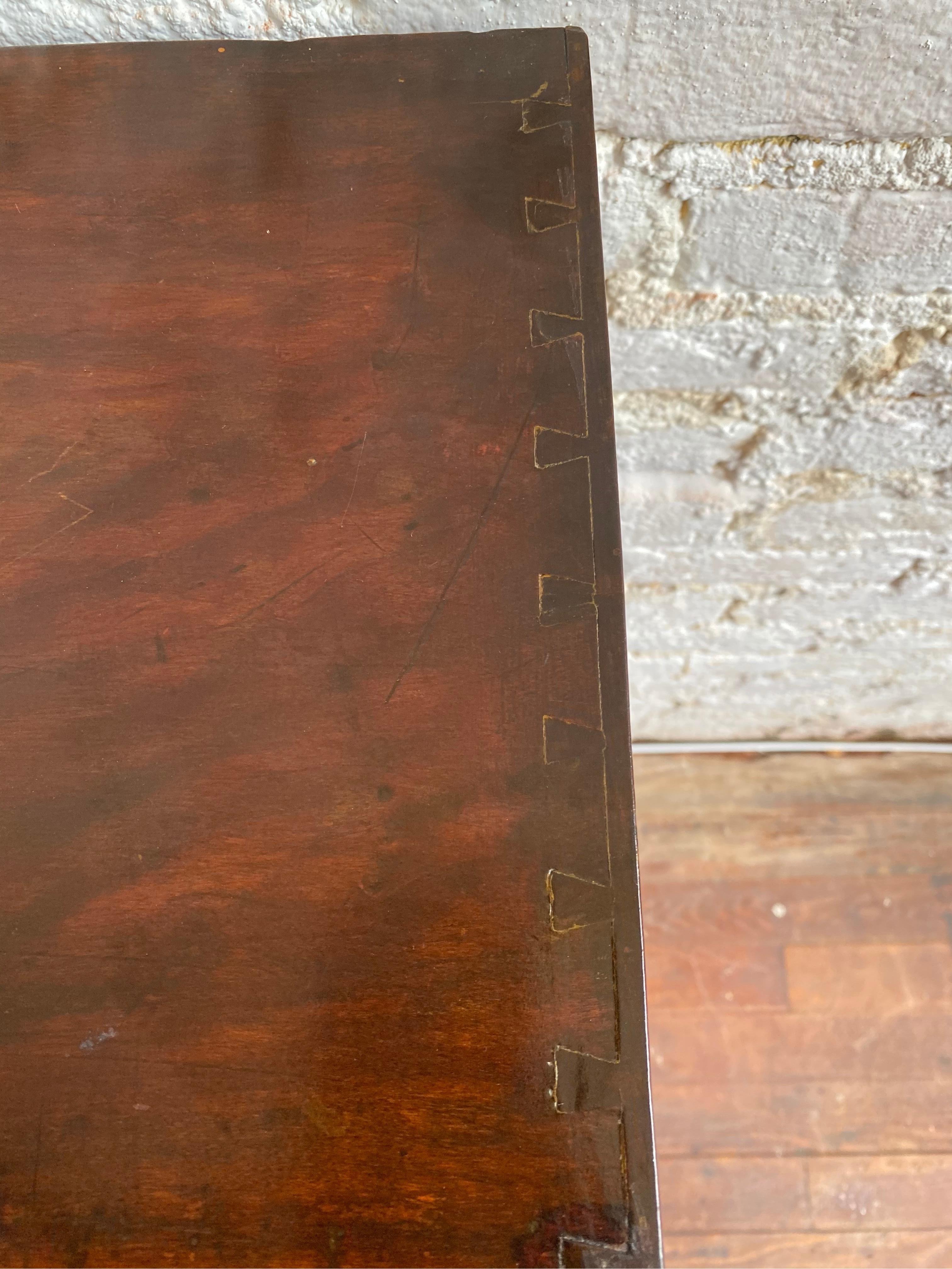 Frühes 19. Jahrhundert Amerikanischer Mahagoni-Schrägfront-Schreibtisch im Zustand „Gut“ im Angebot in Charleston, SC