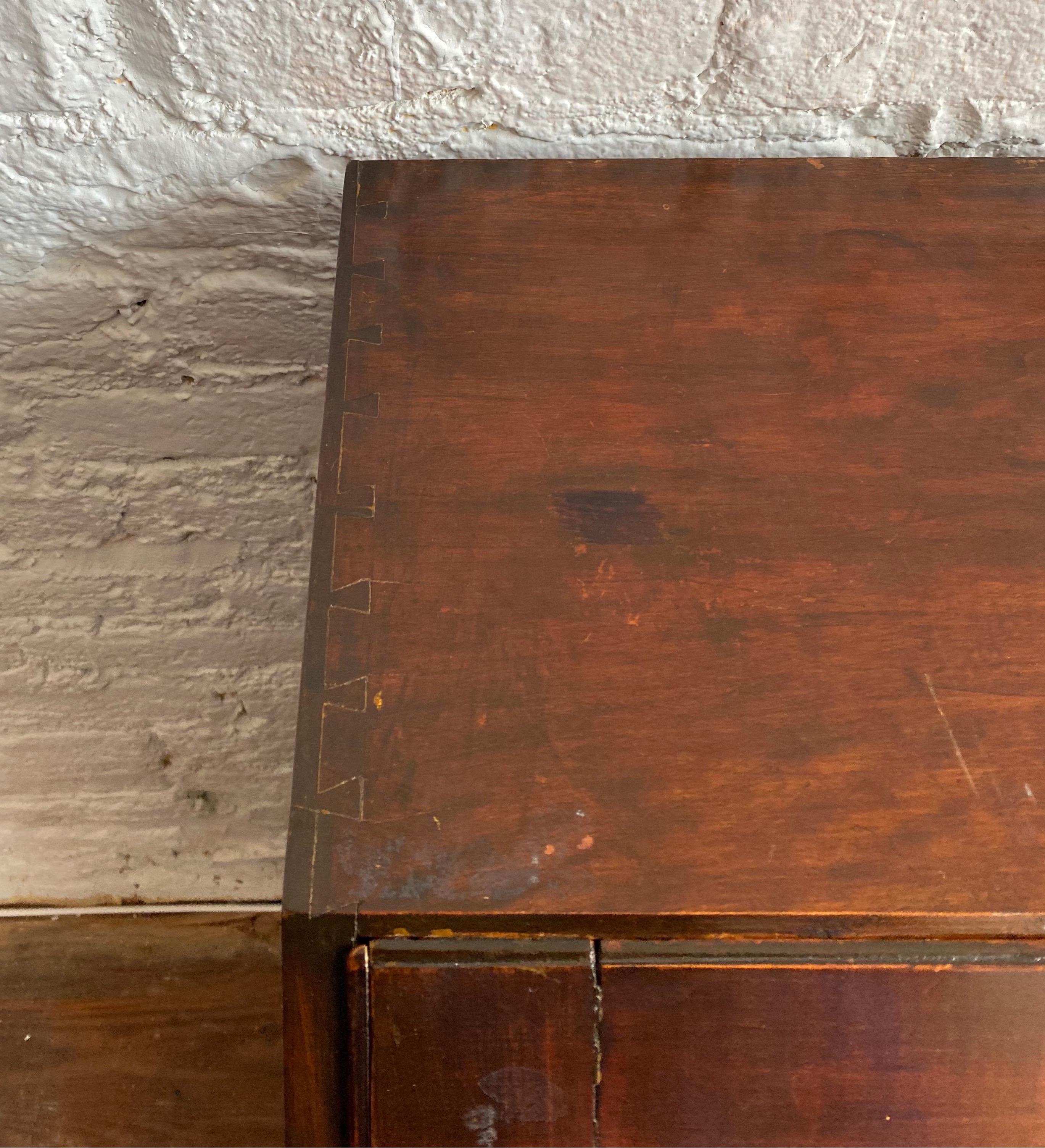 Frühes 19. Jahrhundert Amerikanischer Mahagoni-Schrägfront-Schreibtisch im Angebot 1