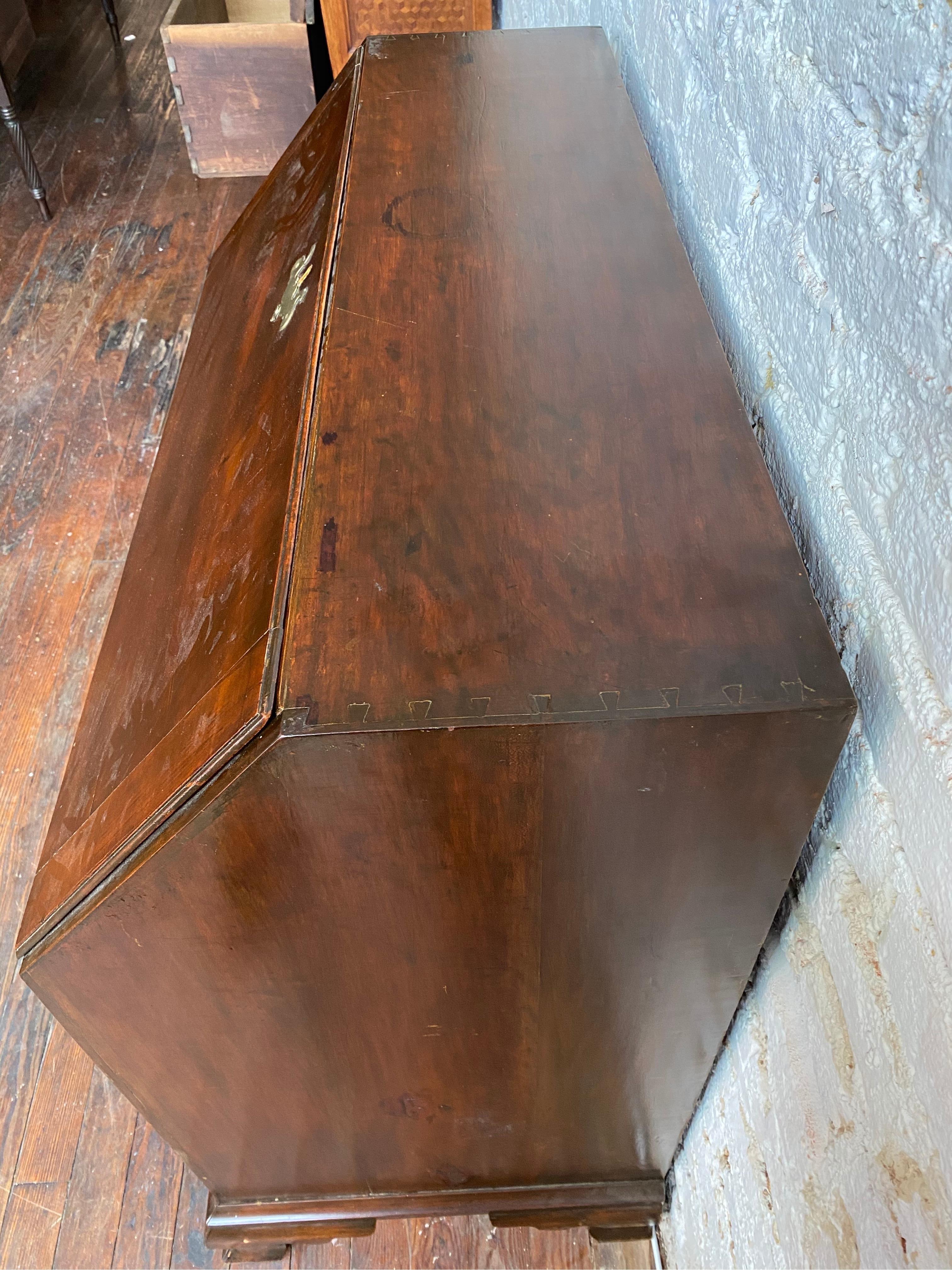 Frühes 19. Jahrhundert Amerikanischer Mahagoni-Schrägfront-Schreibtisch im Angebot 2